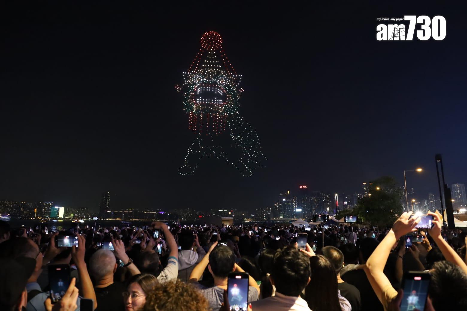 旅發局非遺節慶無人機表演,大批市民及遊客到場觀賞。(鍾式明攝)