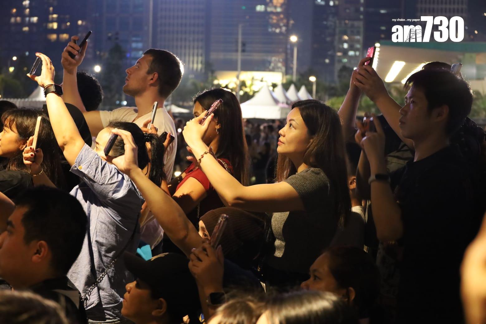 旅發局非遺節慶無人機表演,大批市民及遊客到場觀賞。(鍾式明攝)
