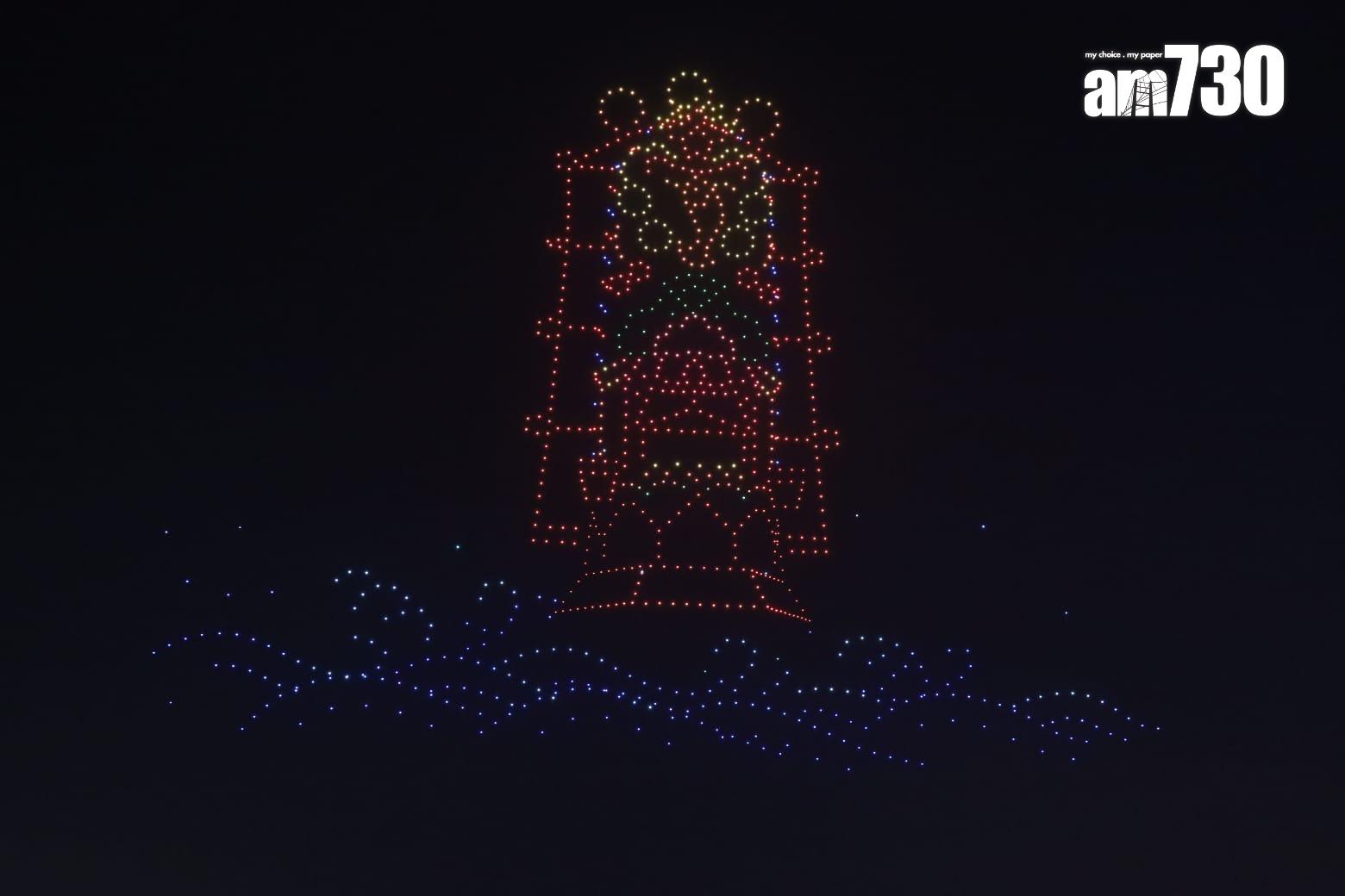 旅發局非遺節慶無人機表演,大批市民及遊客到場觀賞。(鍾式明攝)