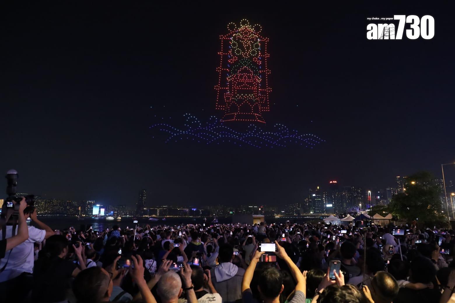 旅發局非遺節慶無人機表演,大批市民及遊客到場觀賞。(鍾式明攝)