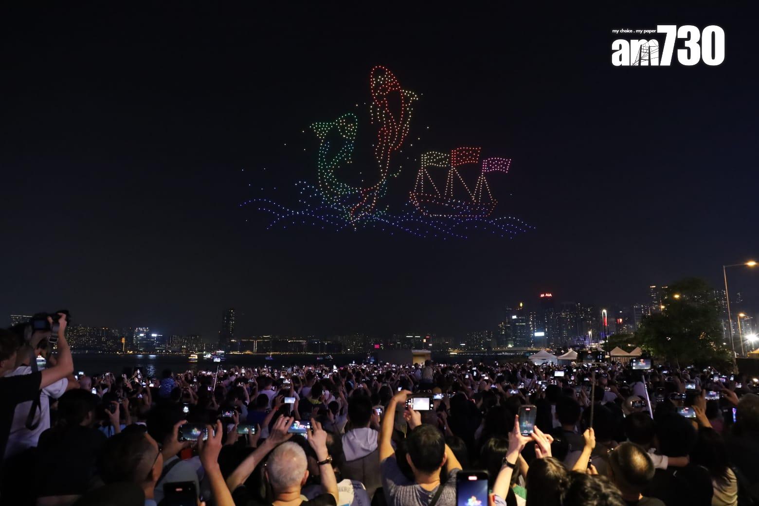 旅發局非遺節慶無人機表演,大批市民及遊客到場觀賞。(鍾式明攝)