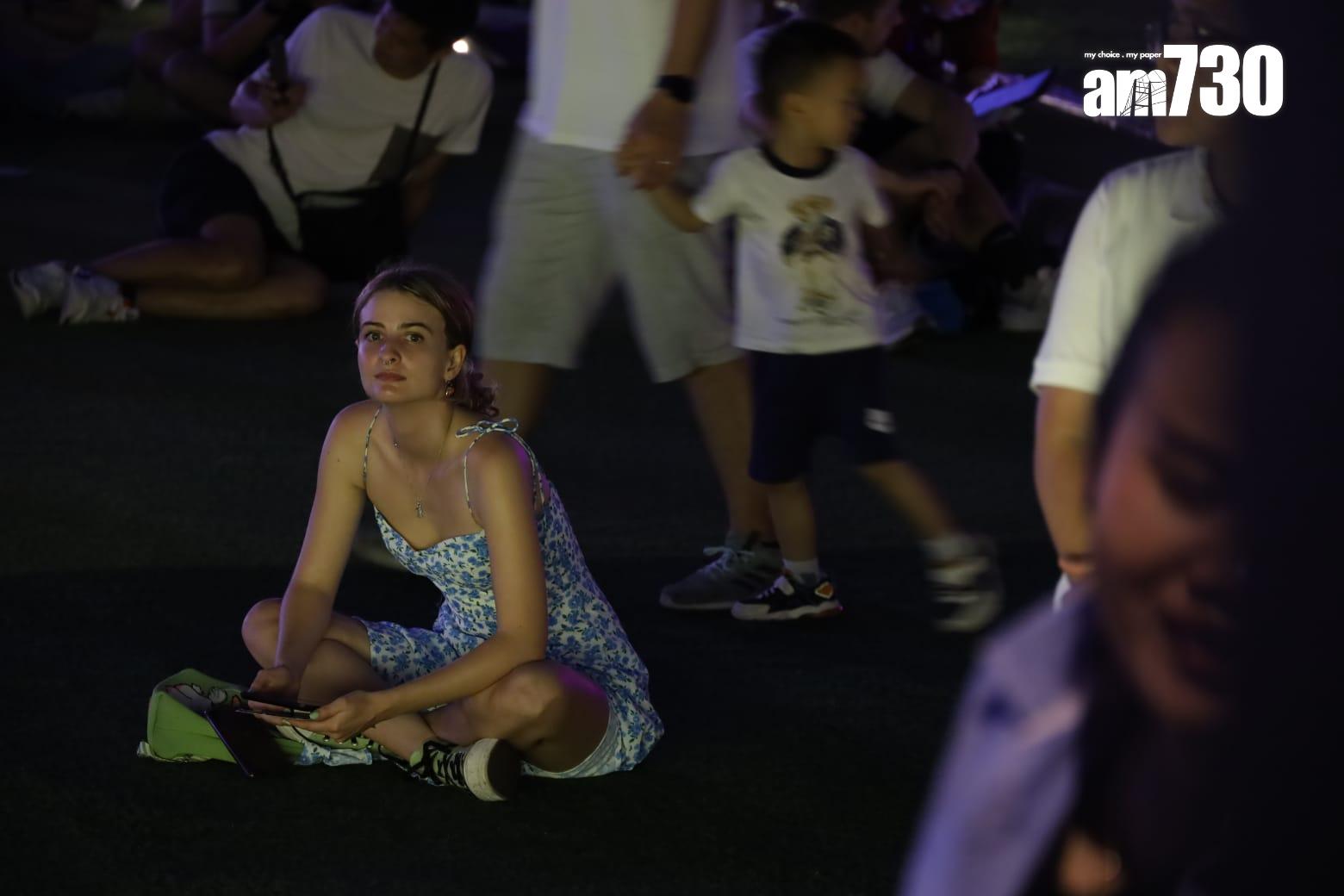 旅發局非遺節慶無人機表演,大批市民及遊客到場觀賞。(鍾式明攝)