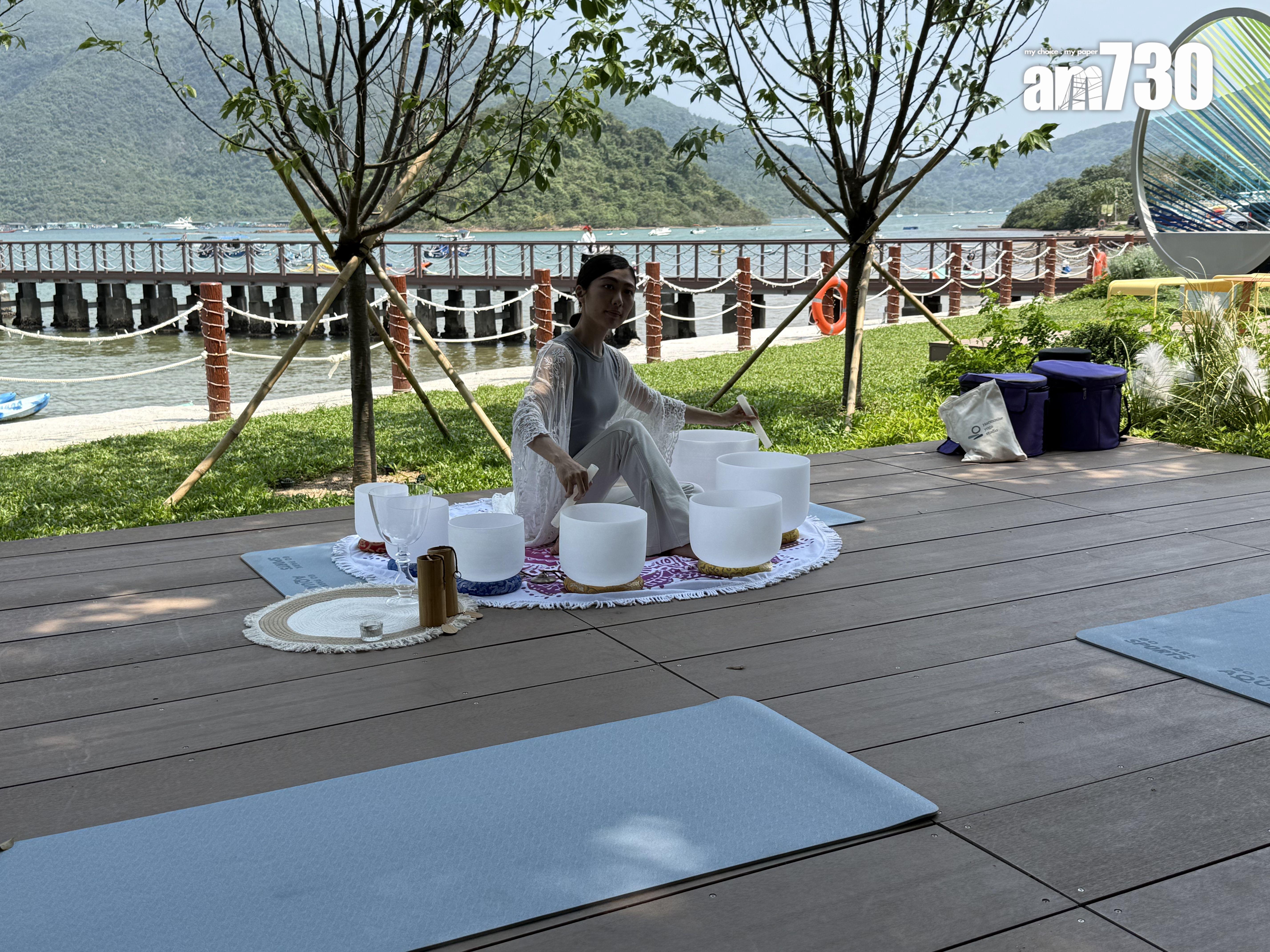 訪客可在海景前體驗頌缽陰瑜伽