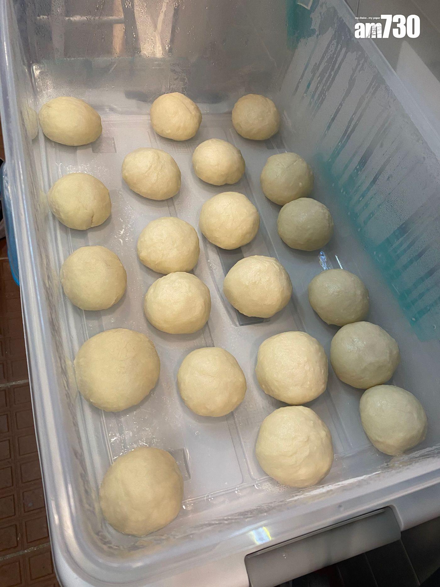 搓製麵糰後須放一晚發酵,使麵糰鬆軟。(飲食組攝)