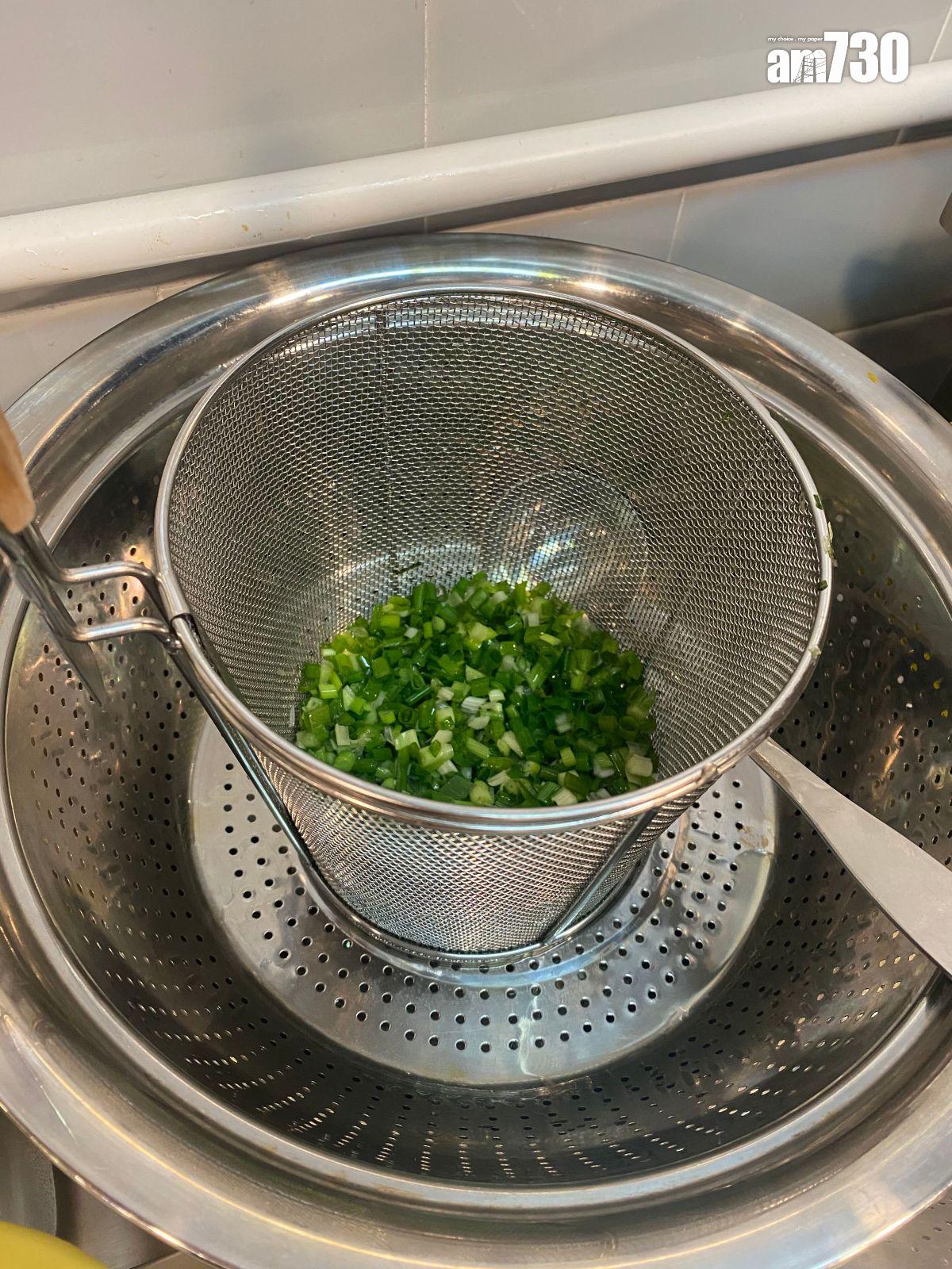 用勺一下一下將滾油淋向蔥粒炸,保持蔥粒色澤翠綠鮮嫩。