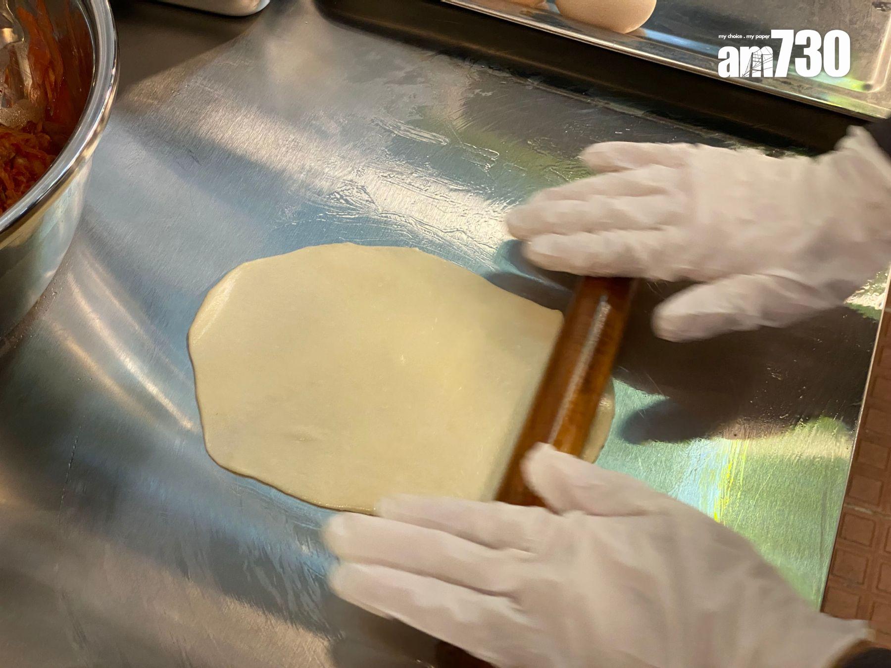 使用中筋麵粉製作餅底,軟硬度適中。(飲食組攝)