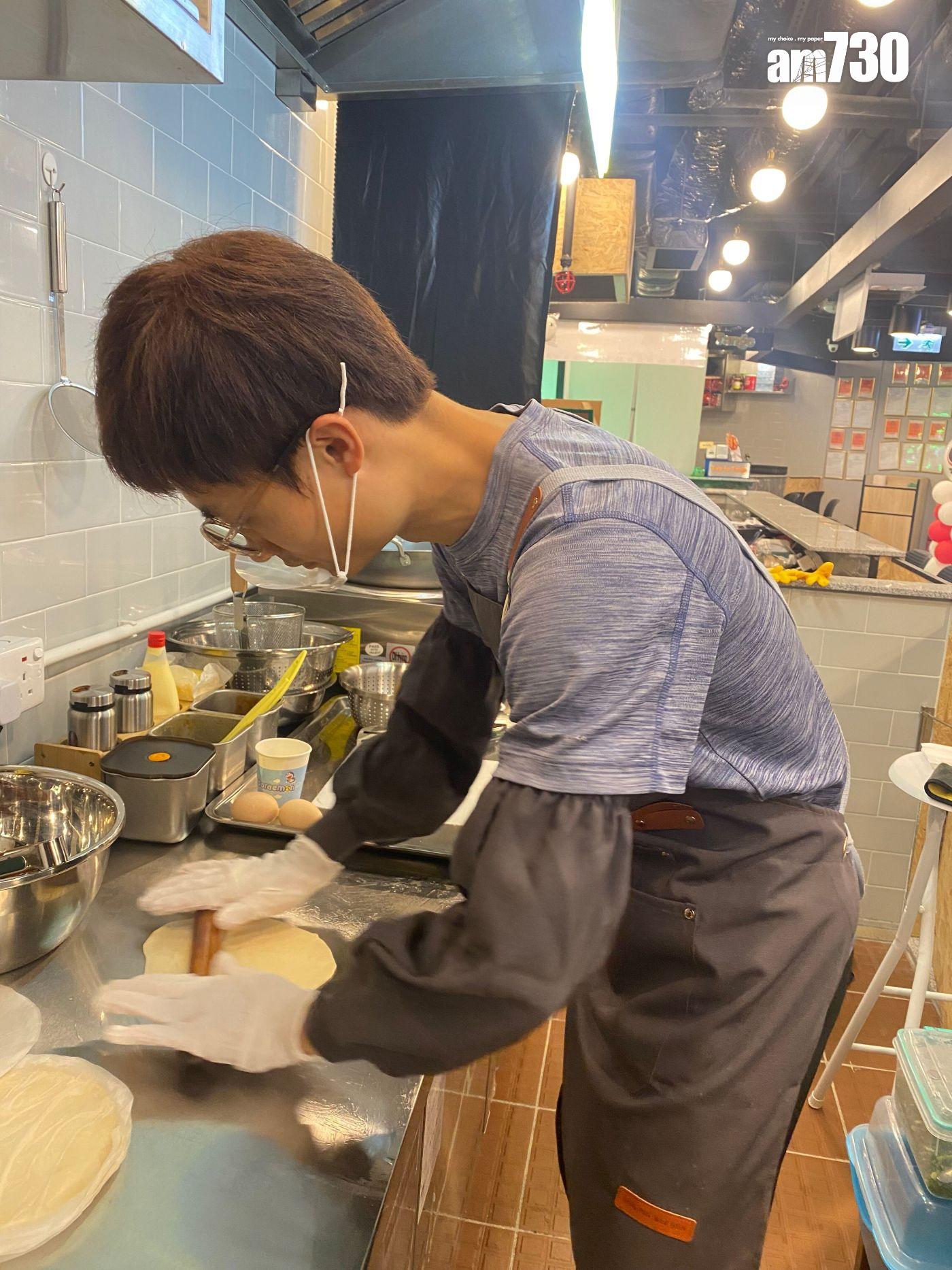 店主阿聰每天在舖內搓製麵糰做餅底。(飲食組攝)