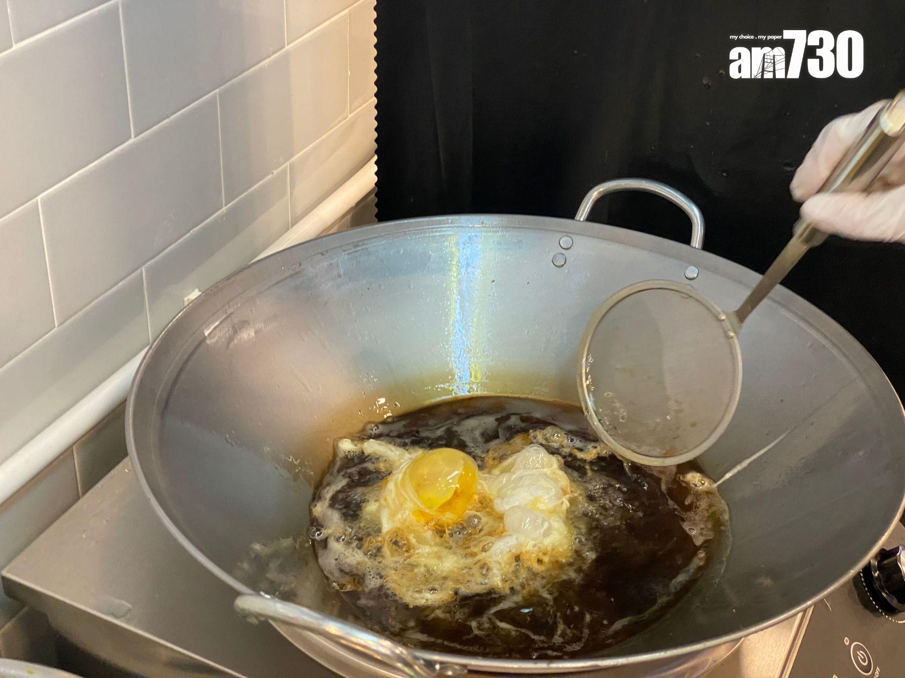 炸蛋選用大size的湖北蛋,蛋香濃重。(飲食組攝)