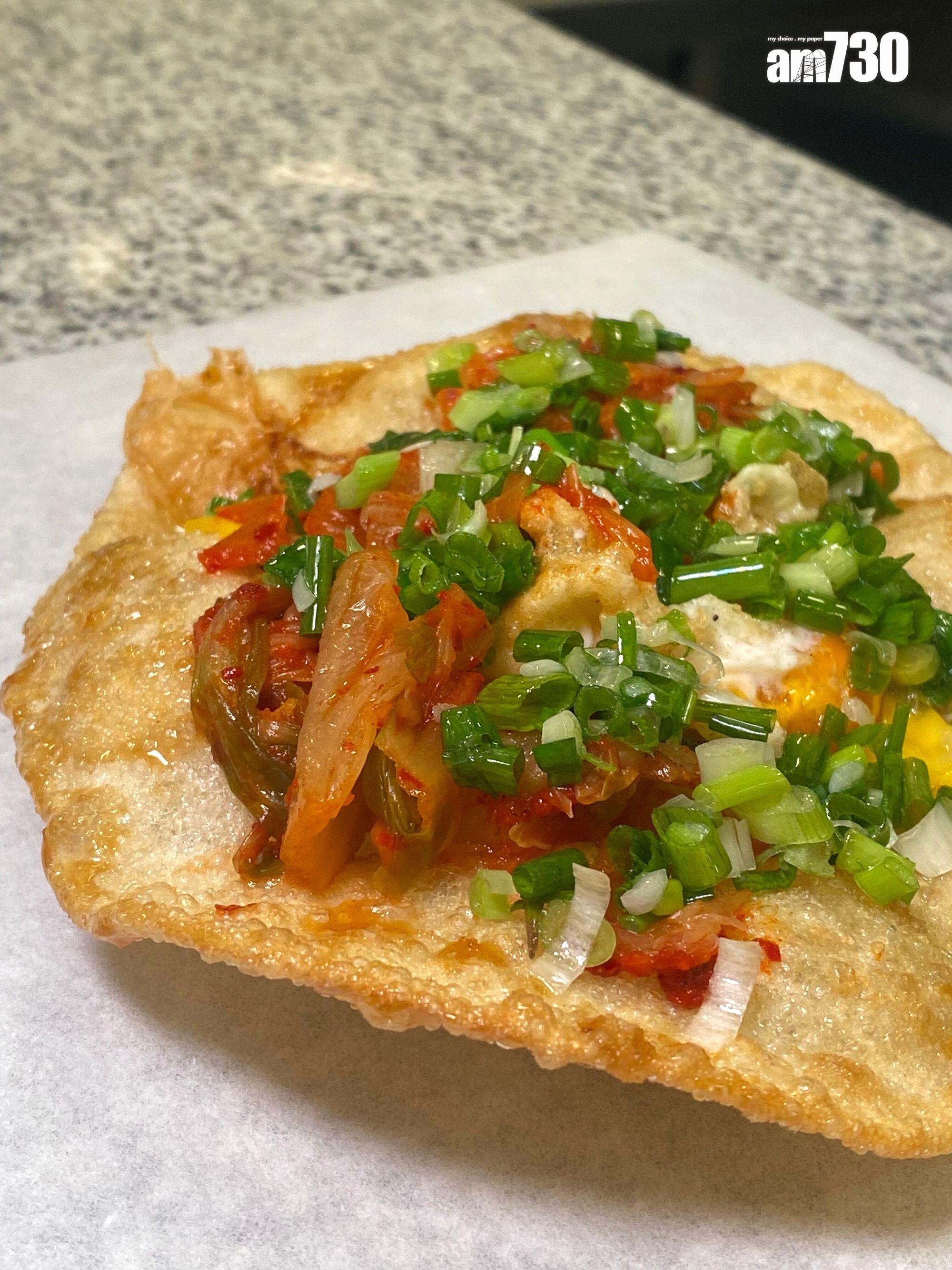 炸蛋蔥油餅加泡菜$32(飲食組攝)