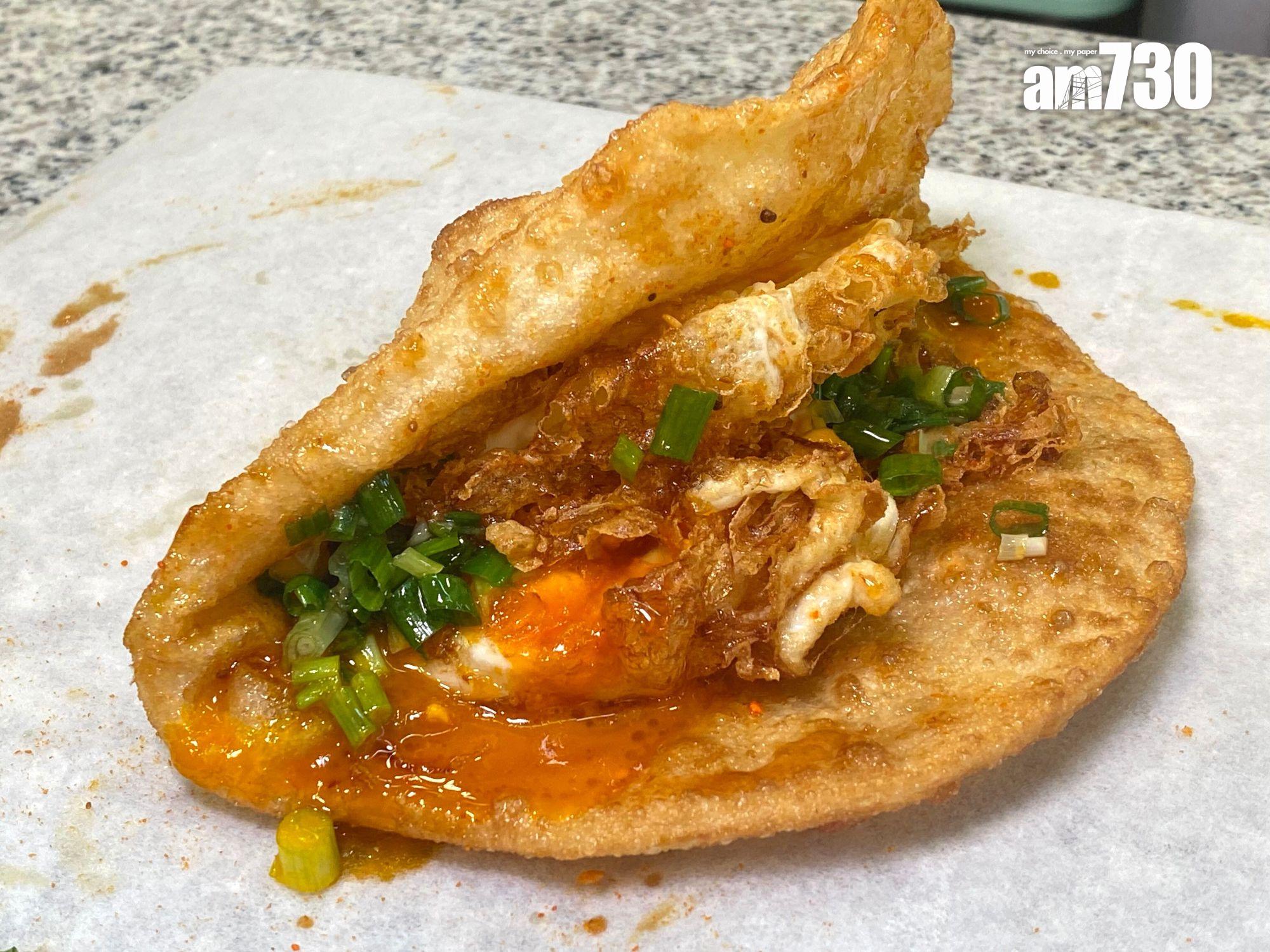 炸蛋蔥油餅(蜜糖燒烤味)$29,加芝士及改雙蛋另加$6 芝士融化;加上雙蛋流心爆漿邪惡度也double,食一個感到油膩。(飲食組攝)