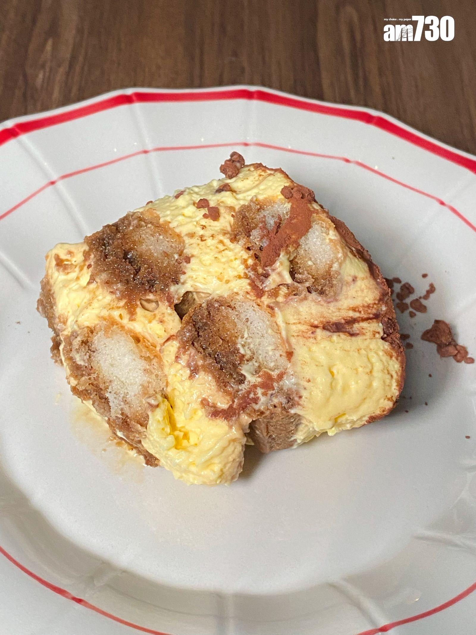 大廚捧著一盤家庭式Tiramisu分給客人,芝士柔滑,酒香與咖啡味均勻,手指餅分明。