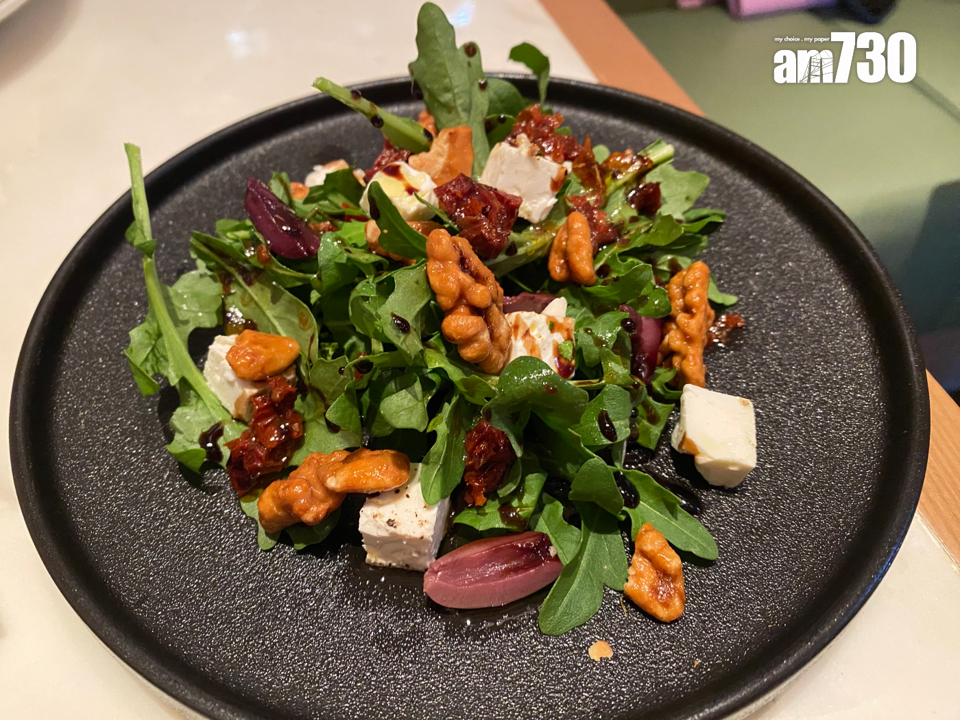 火箭菜沙律$110 新鮮火箭菜配自家醃漬紅菜頭、菲達芝士、核桃及意大利黑醋汁,集甘嫩、酸爽、香濃、脆口層次於一身。