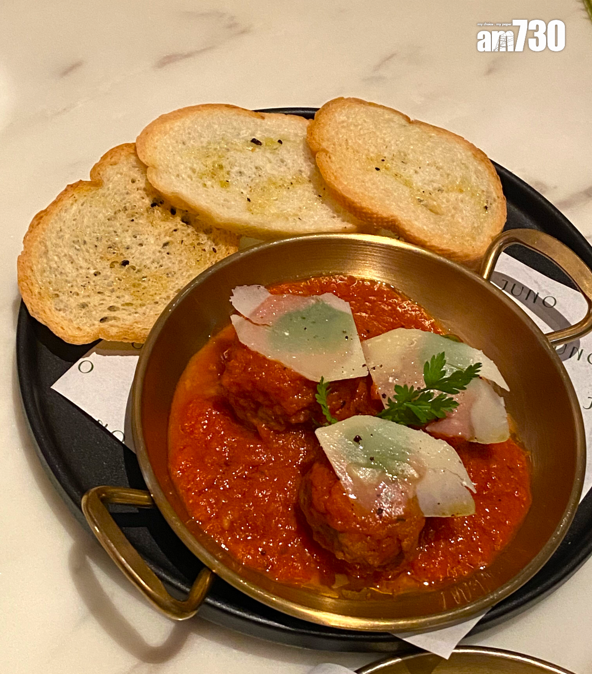 伊比利亞黑毛豬肉丸伴法包脆片$130 結合慢燉伊比利亞黑毛豬及安格斯牛肉,肉嫩多汁。