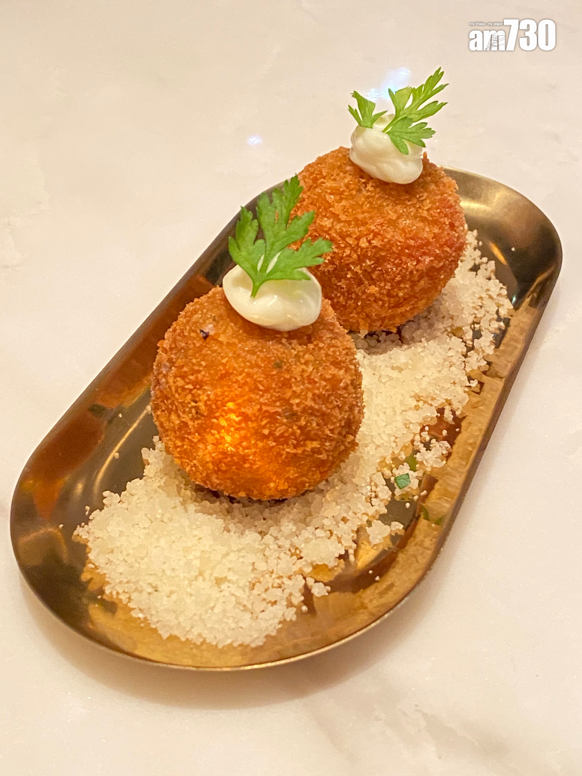 炸蟹肉球$70/2個 釀滿絲絲蟹肉及散發芝士香的帕馬森芝士,頂部的檸檬蛋黃醬清香開胃。