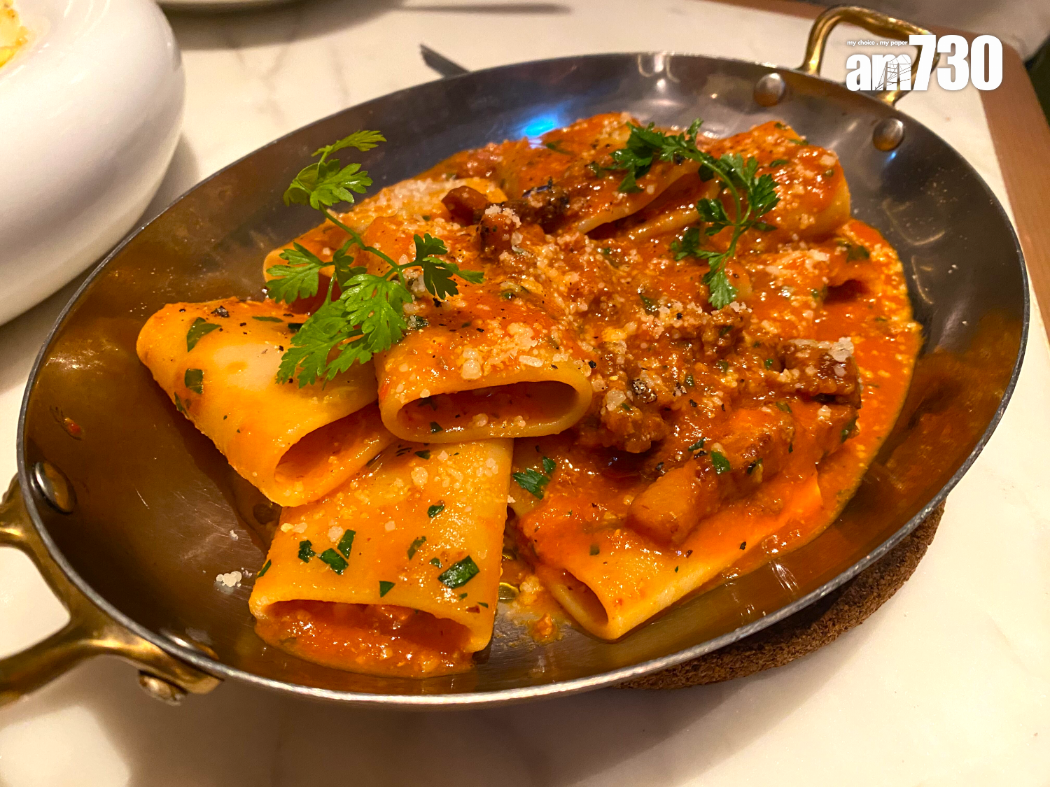 Paccheri Salsiccia意大利豬肉腸寬管粉$220 寬管粉煙韌掛汁;鮮甜番茄醬散發南法紅辣椒粉的微辛香;意大利豬肉腸及豬臉頰肉鹹香濃惹,大份勁飽肚。