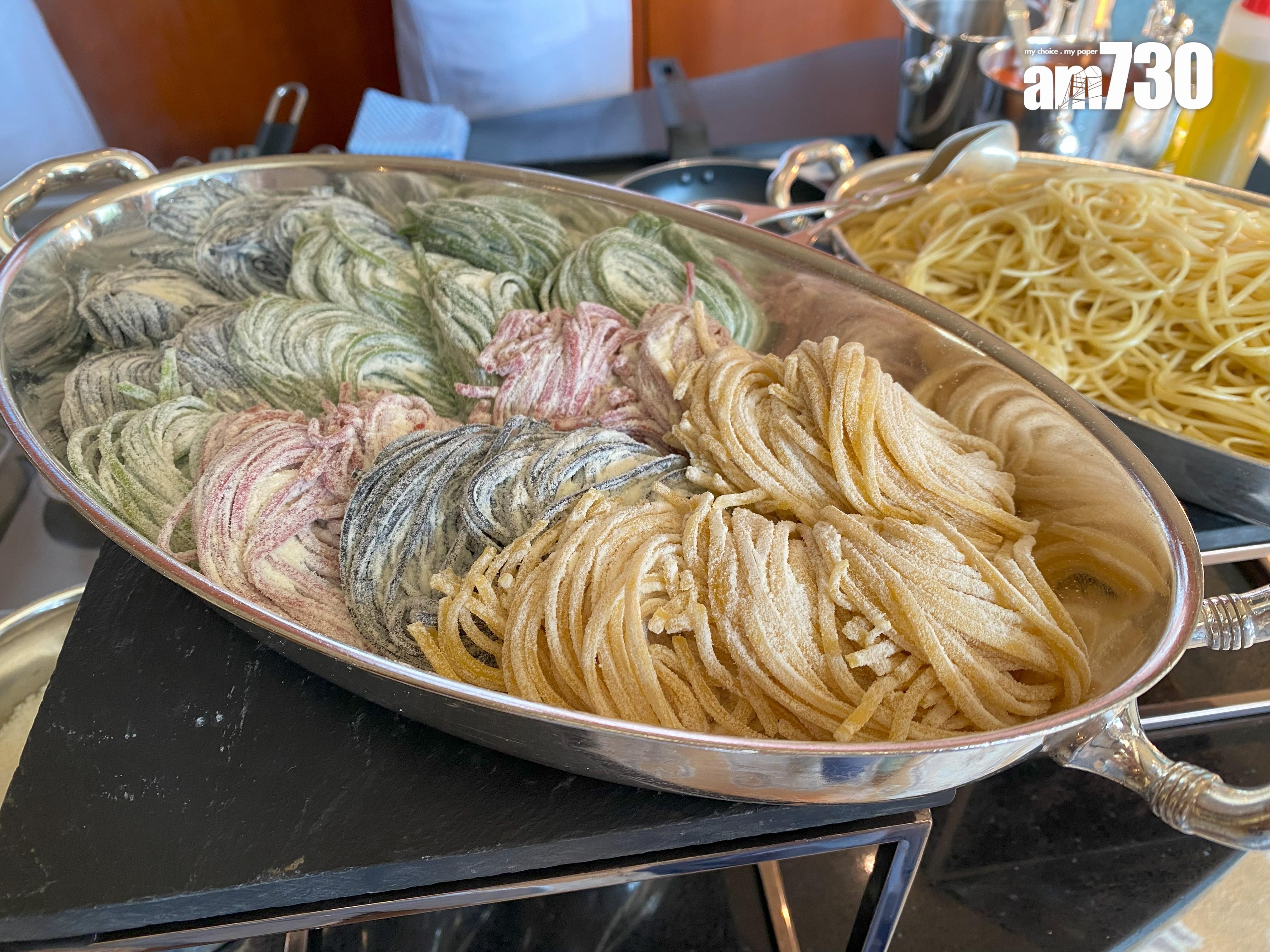 手工意粉有紅菜頭、菠菜、墨汁及原味。