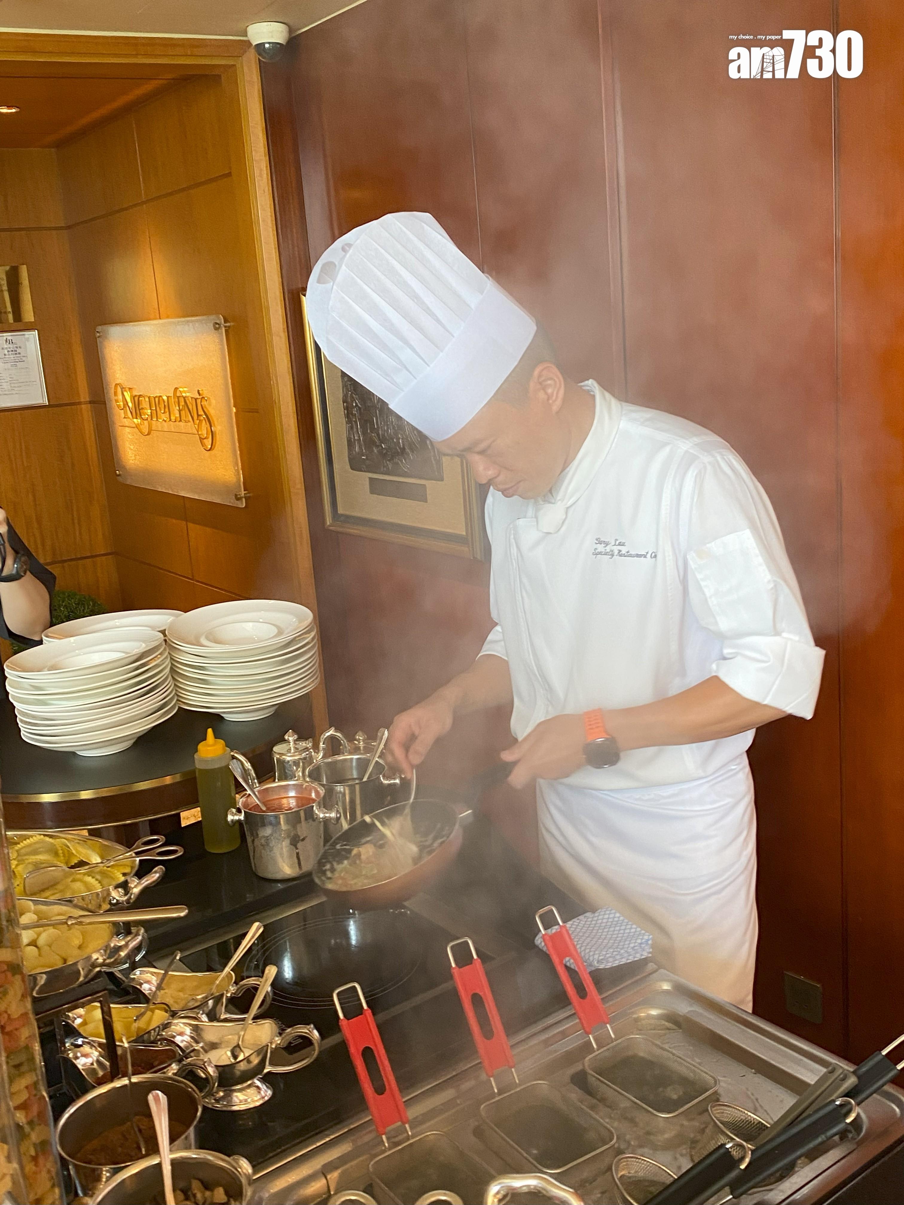 廚師煮意粉時香氣撲鼻。