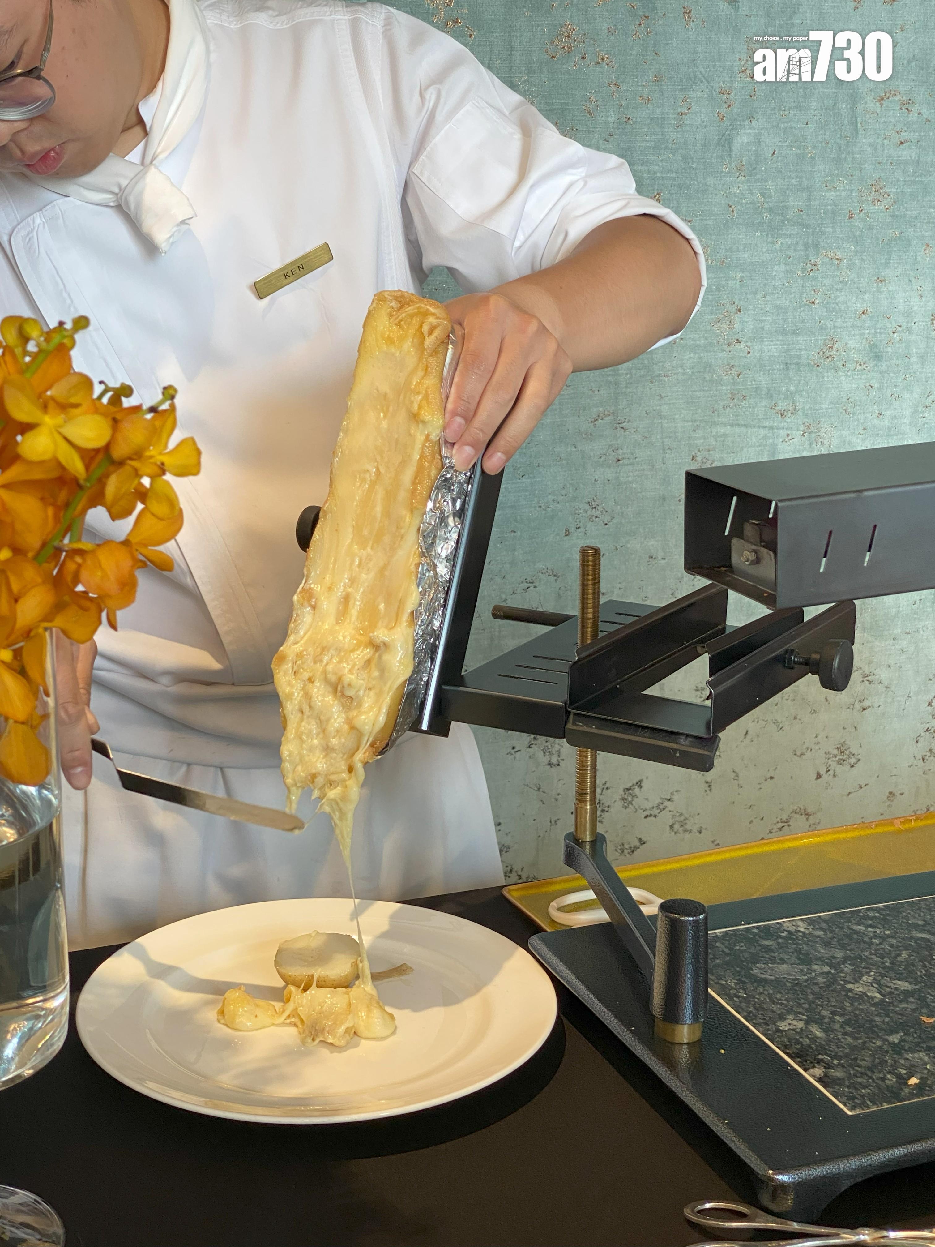 烤熱溶Raclette芝士,佐薯仔吃芝香濃厚。