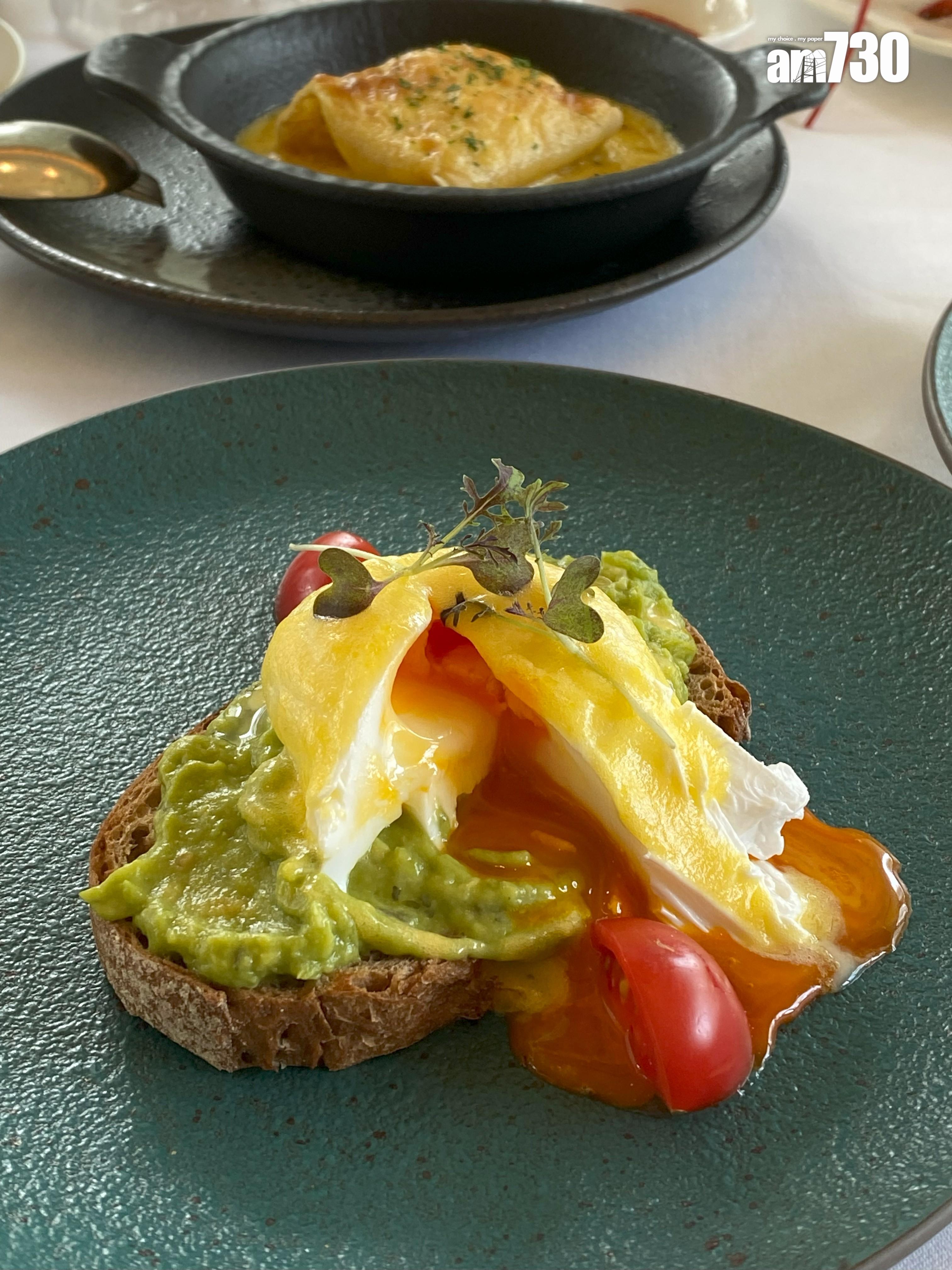 牛油果水煮蛋農夫包、三文魚蛋餅、龍蝦龍蒿奄列均由專人奉上。