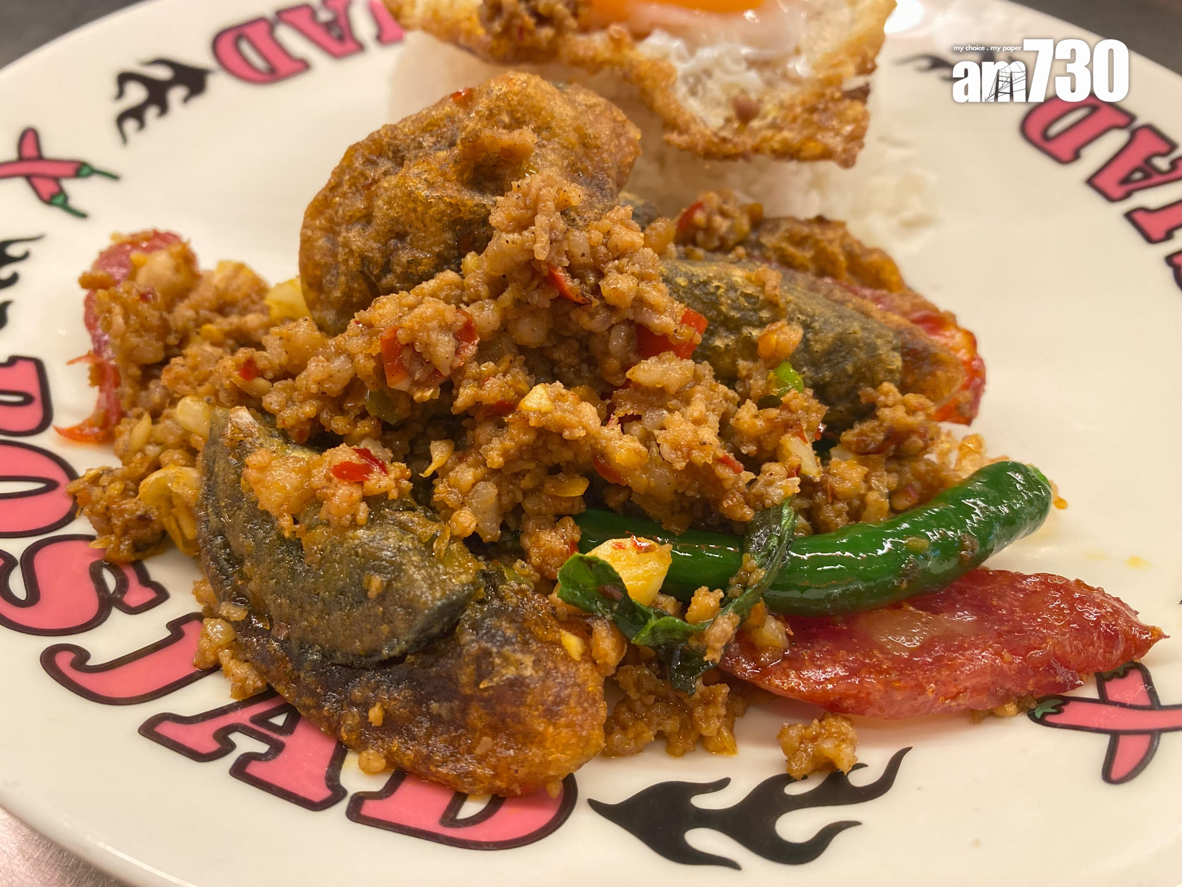 豬肉碎夾離了辣椒碎,還有兩條青辣椒。