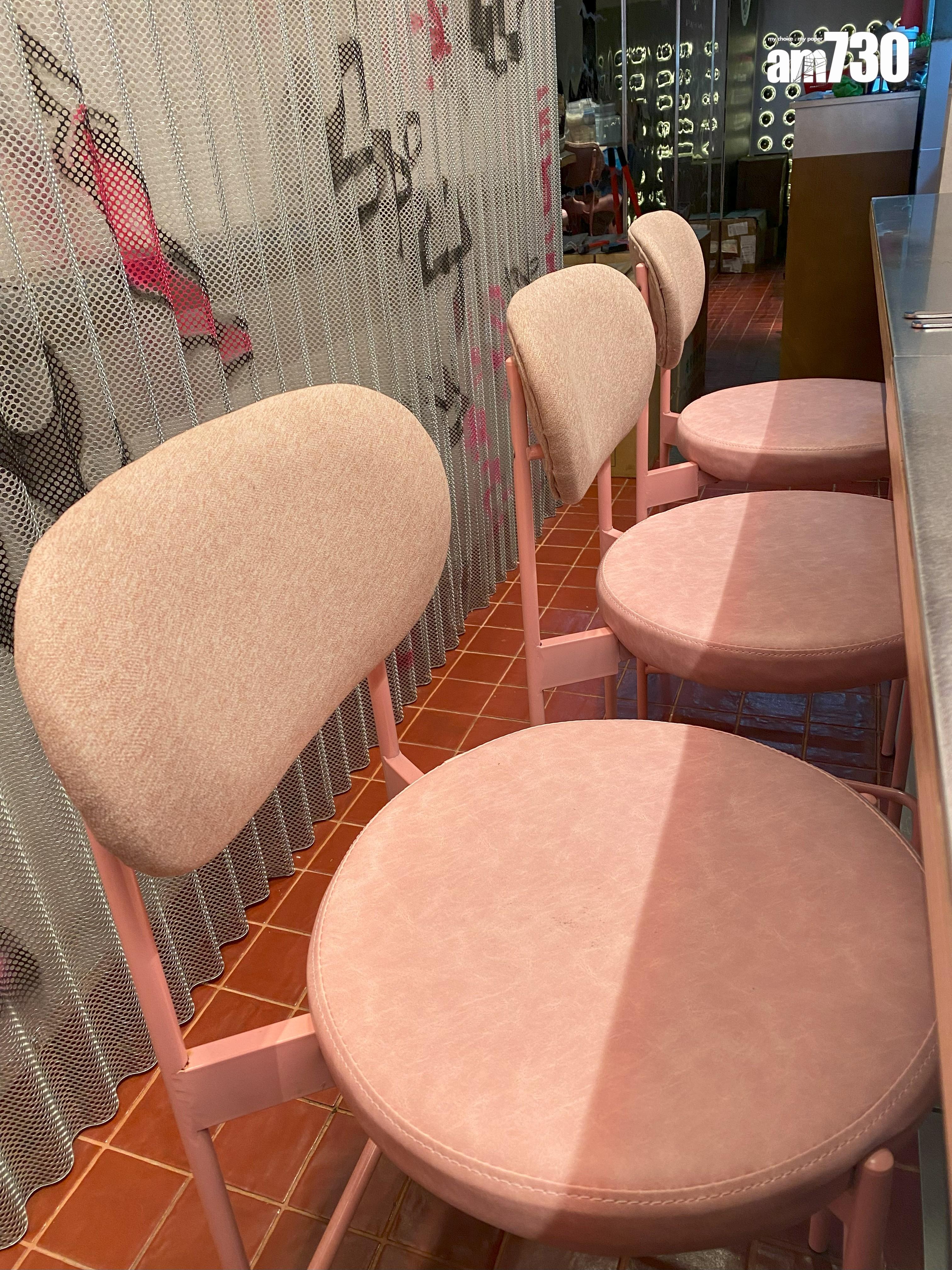 門面、座位都是粉紅色。