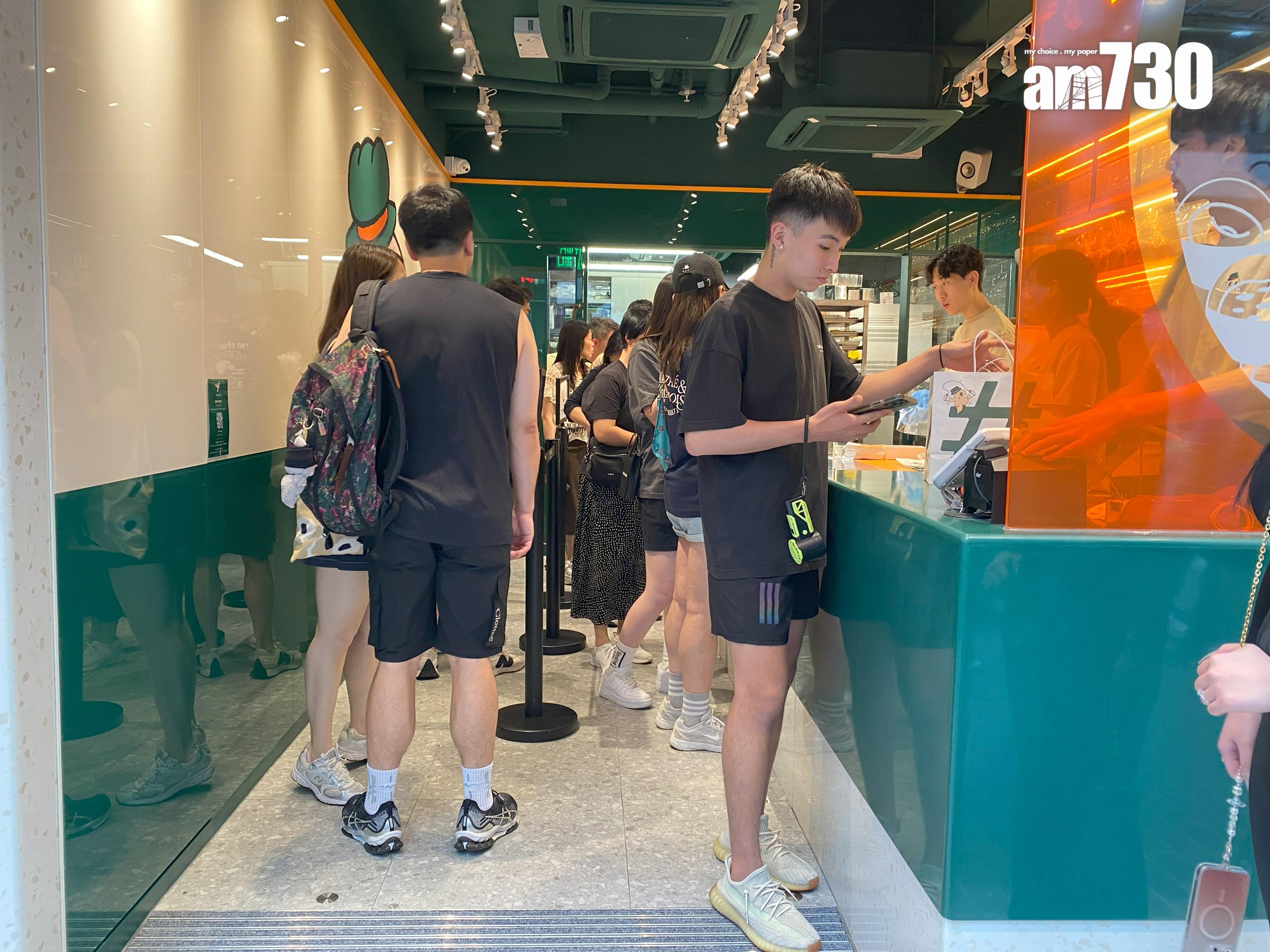 記者昨日(星期日)下午3時經過旺角新店,客人絡繹不絕。