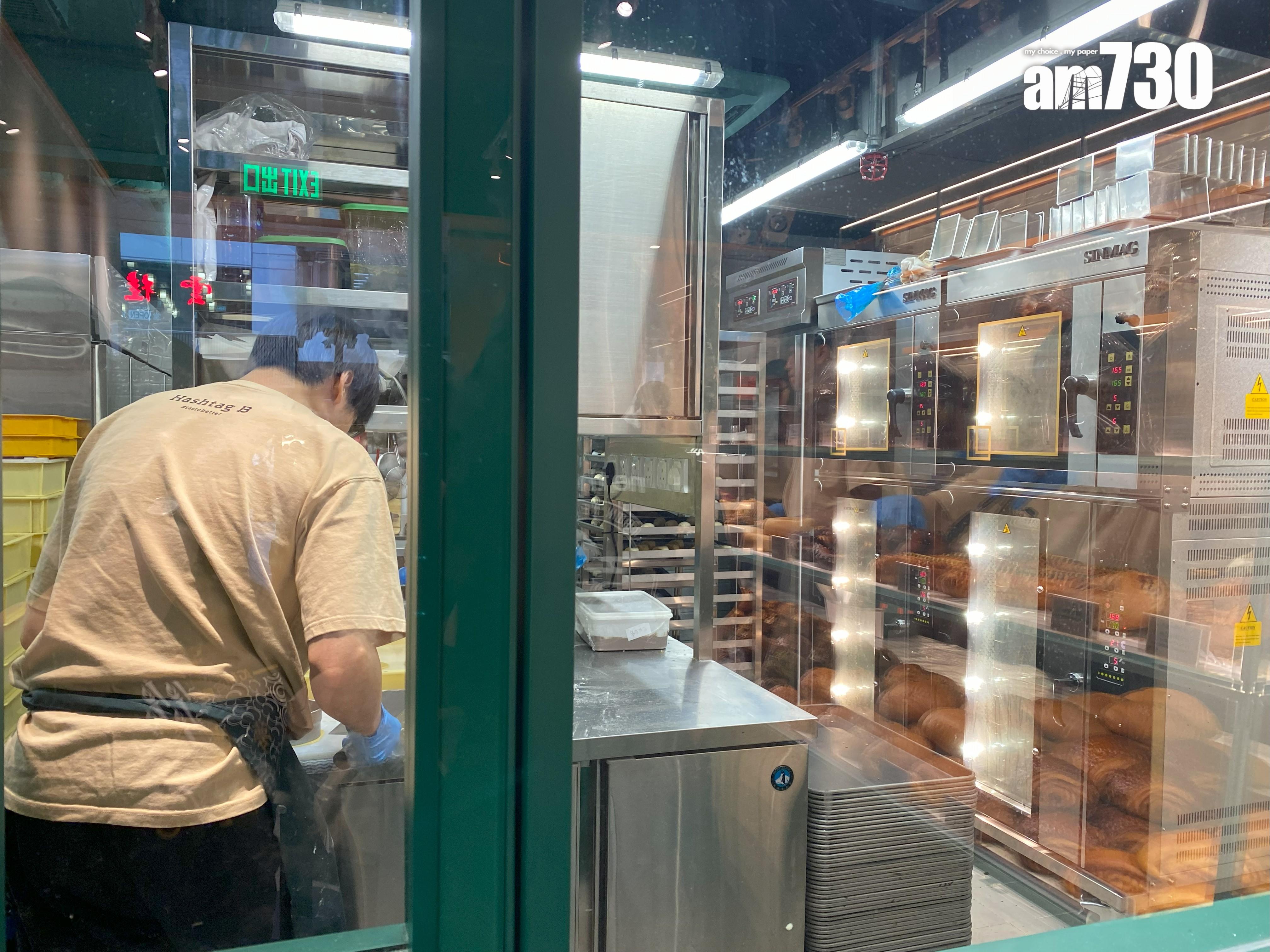 餅房裝了透明玻璃門,客人清楚看到餅房運作。