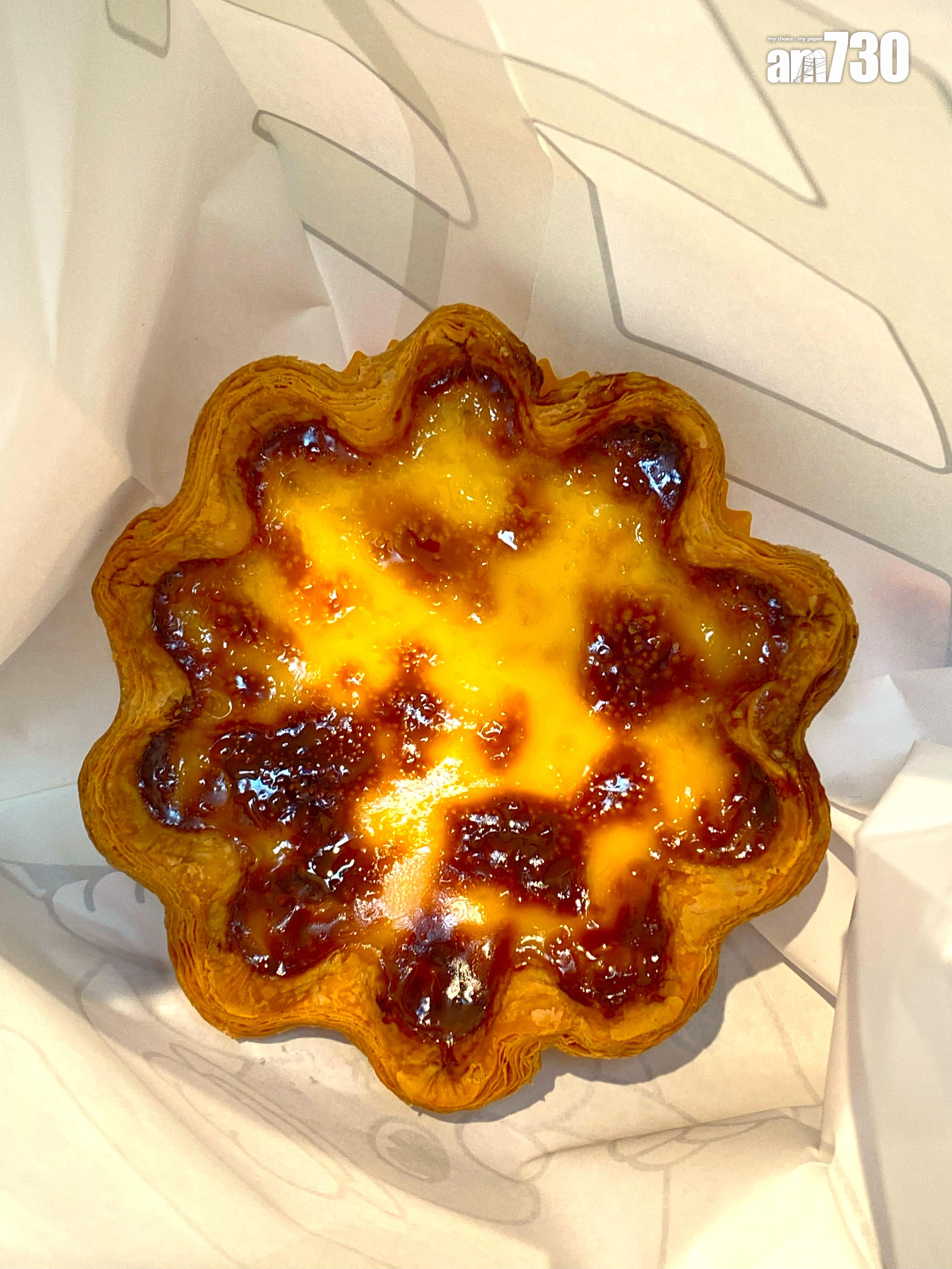 記者購買開心果酥皮窩夫,即獲贈拿破崙焦糖千層撻,size和味道跟平時發售的一樣,沒有偷工減料。