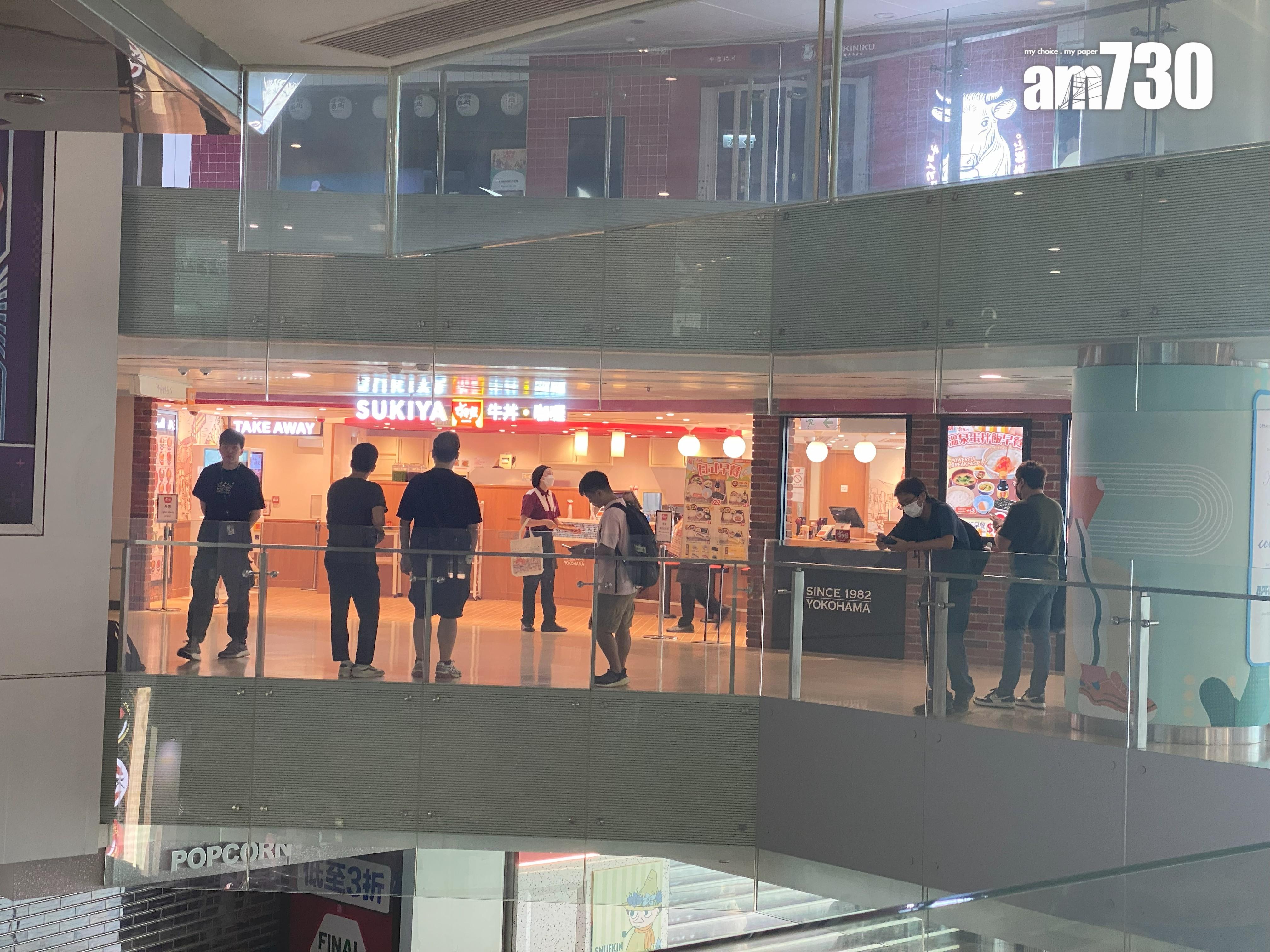 Sukiya荃灣廣場店今天早上九時開業,吸引途人圍觀。