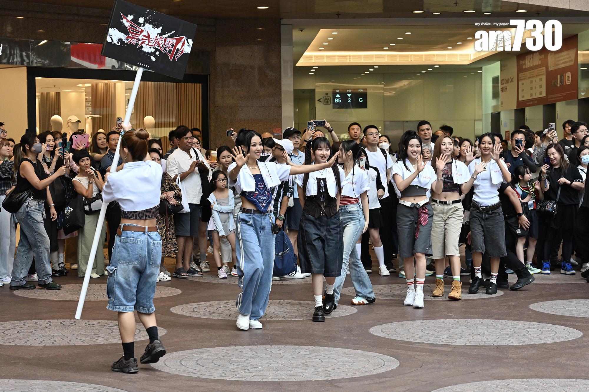 COLLAR快閃跳唱《暴走女團》,大批粉絲守候,場面墟冚。(娛樂組攝)