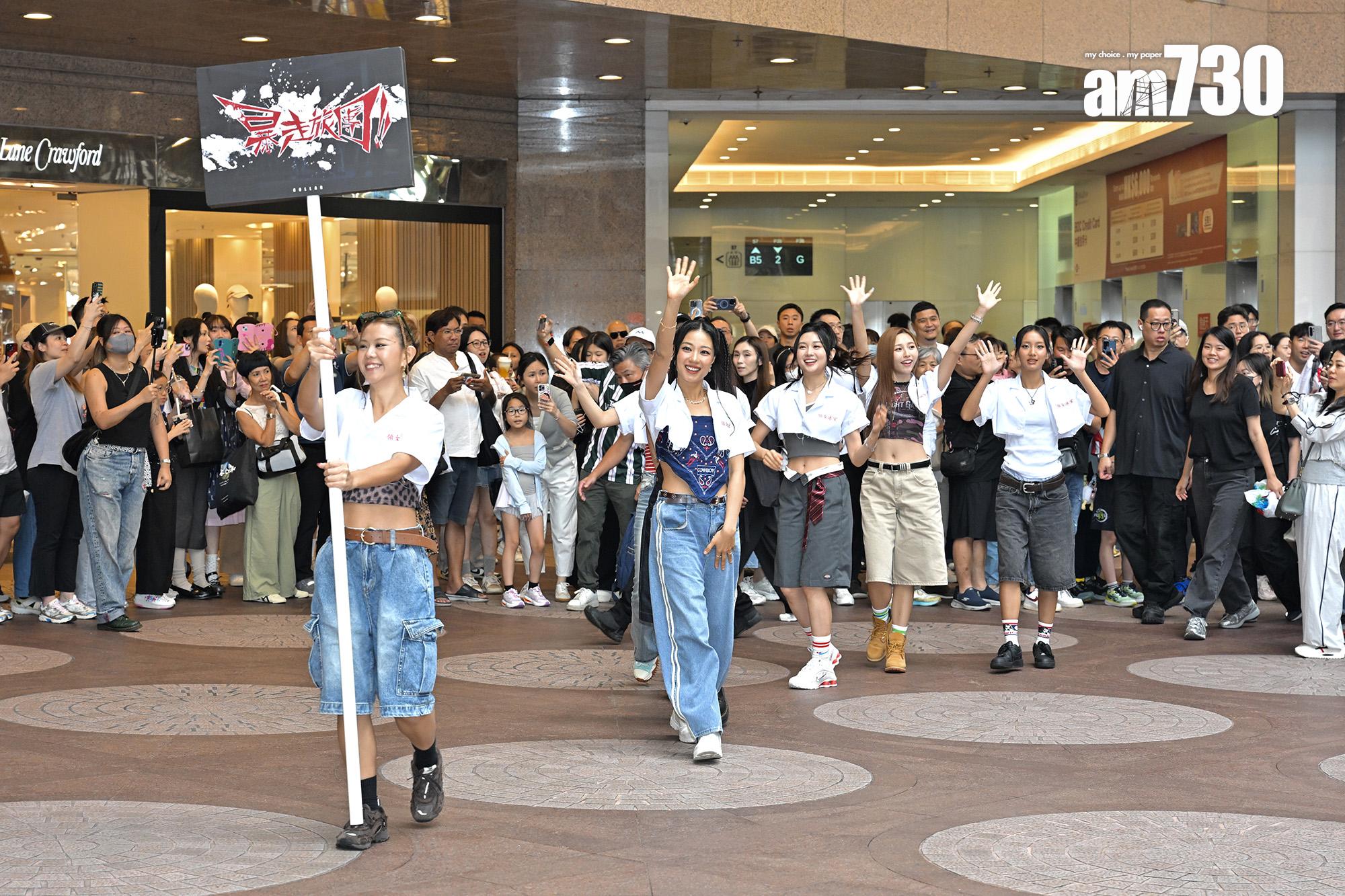 COLLAR快閃跳唱《暴走女團》,大批粉絲守候,場面墟冚。(娛樂組攝)