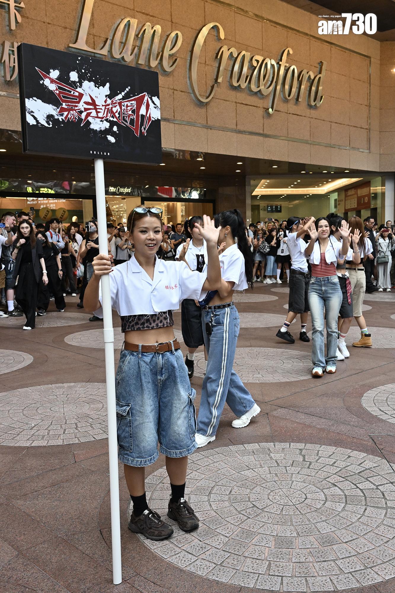 COLLAR快閃跳唱《暴走女團》,大批粉絲守候,場面墟冚。(娛樂組攝)