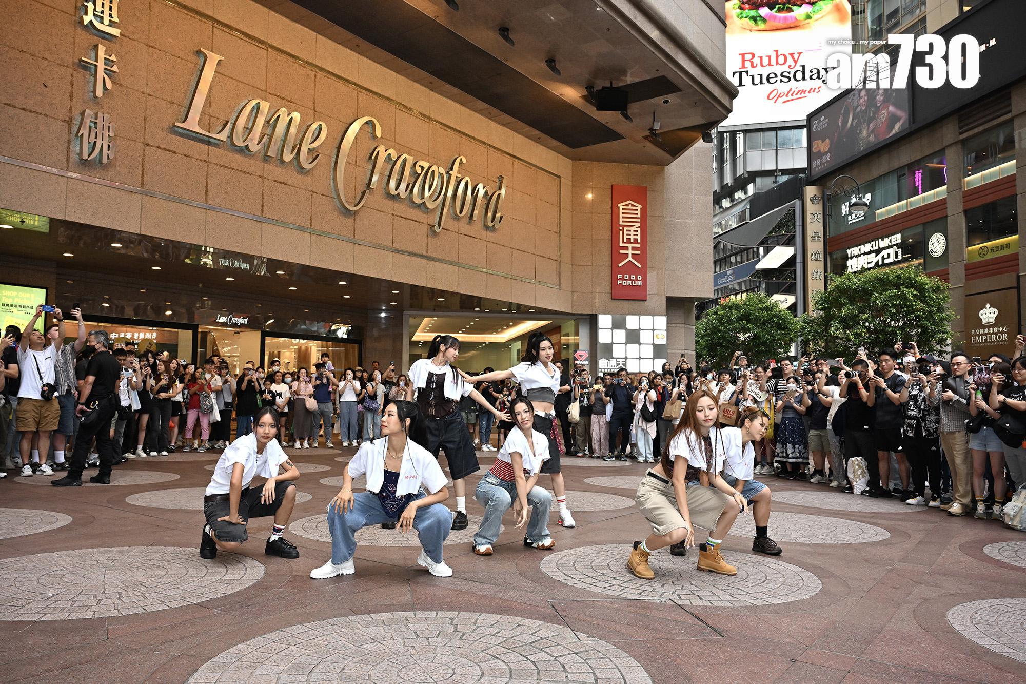 COLLAR快閃跳唱《暴走女團》,大批粉絲守候,場面墟冚。(娛樂組攝)