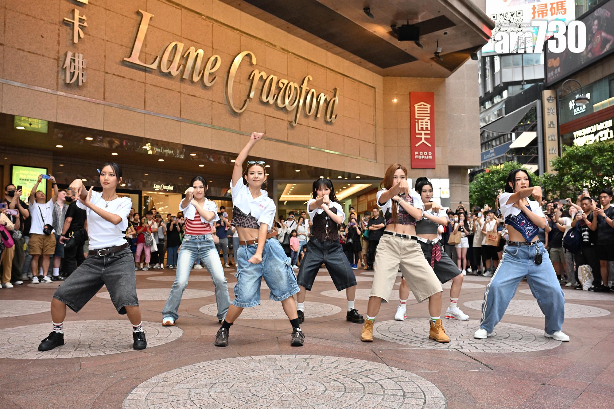 COLLAR快閃跳唱《暴走女團》,大批粉絲守候,場面墟冚。(娛樂組攝)