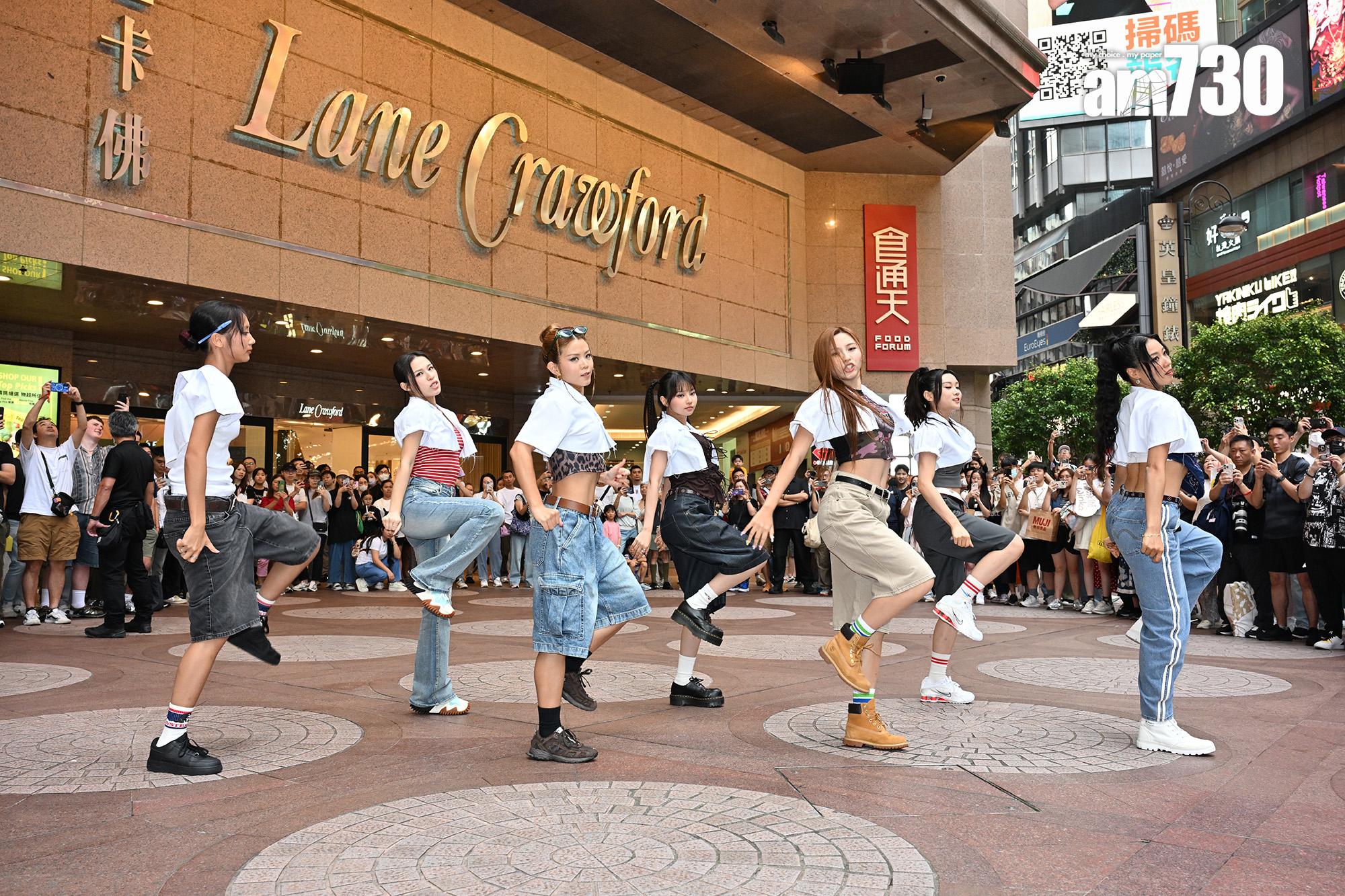 COLLAR快閃跳唱《暴走女團》,大批粉絲守候,場面墟冚。(娛樂組攝)