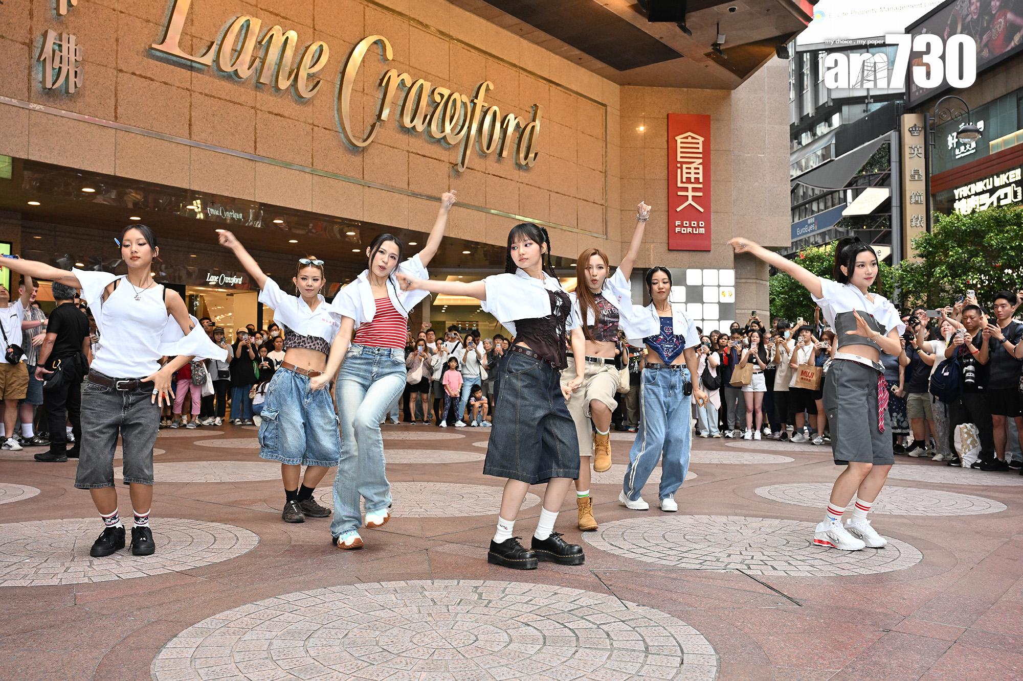 COLLAR快閃跳唱《暴走女團》,大批粉絲守候,場面墟冚。(娛樂組攝)