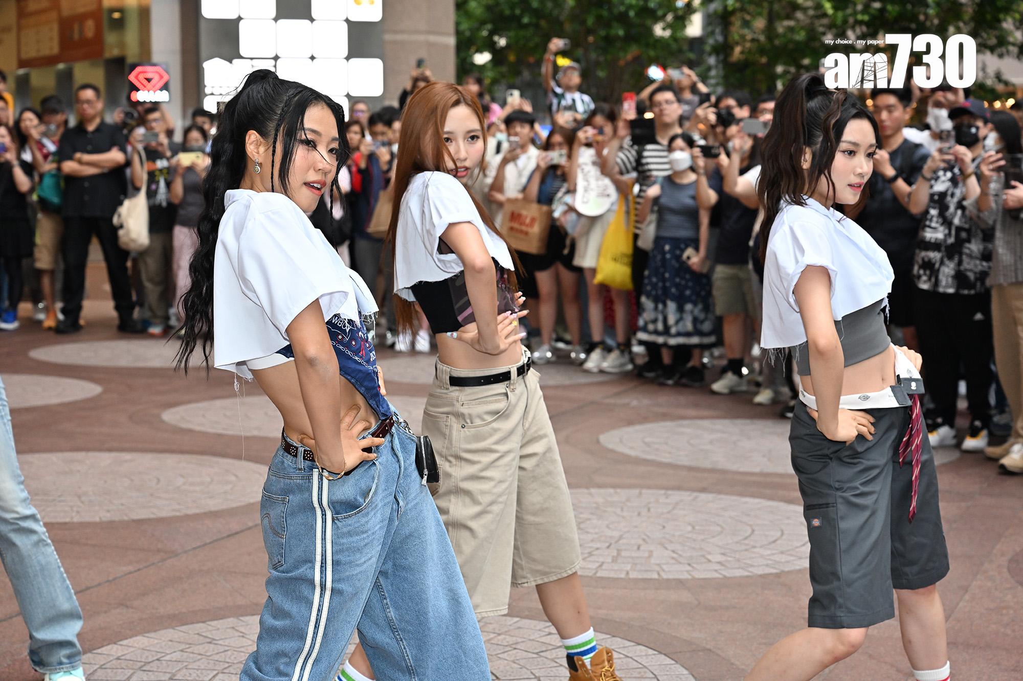 COLLAR快閃跳唱《暴走女團》,大批粉絲守候,場面墟冚。(娛樂組攝)