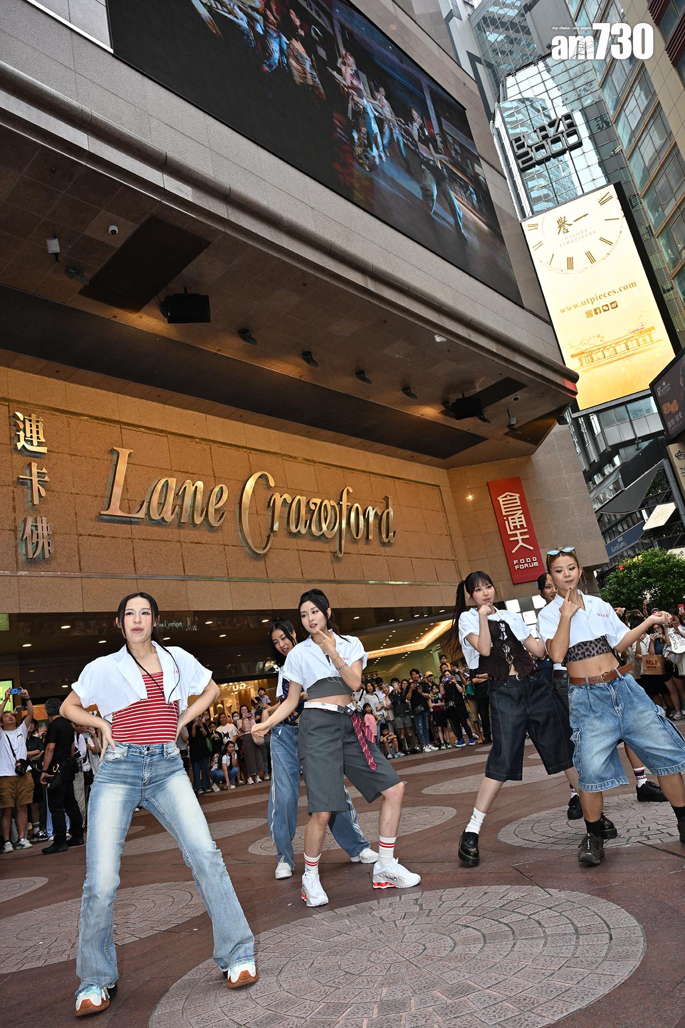 COLLAR快閃跳唱《暴走女團》,大批粉絲守候,場面墟冚。(娛樂組攝)