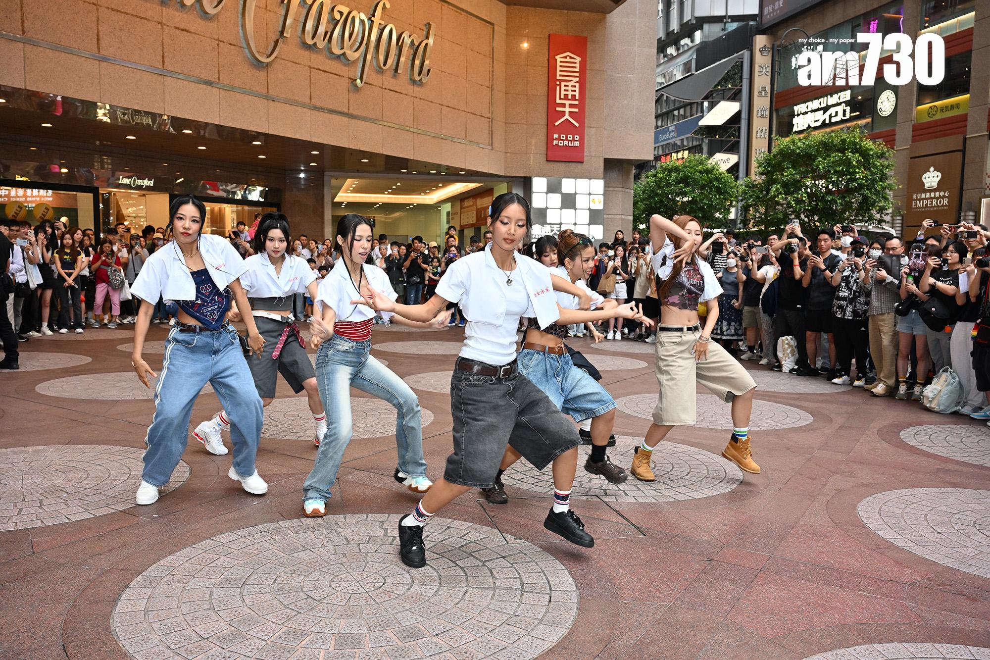 COLLAR快閃跳唱《暴走女團》,大批粉絲守候,場面墟冚。(娛樂組攝)