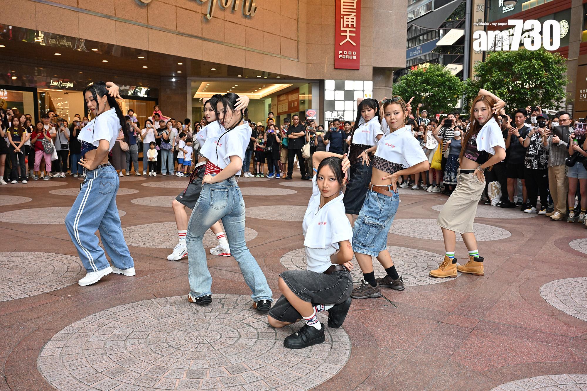 COLLAR快閃跳唱《暴走女團》,大批粉絲守候,場面墟冚。(娛樂組攝)