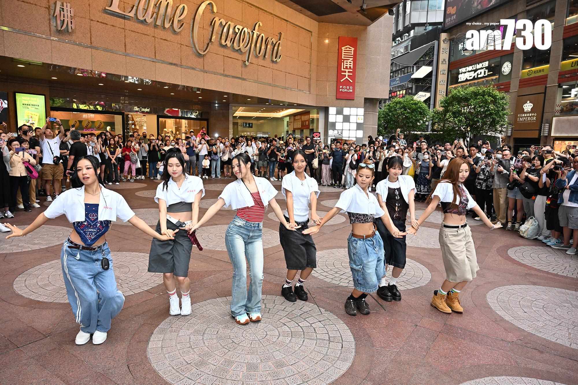 COLLAR快閃跳唱《暴走女團》,大批粉絲守候,場面墟冚。(娛樂組攝)