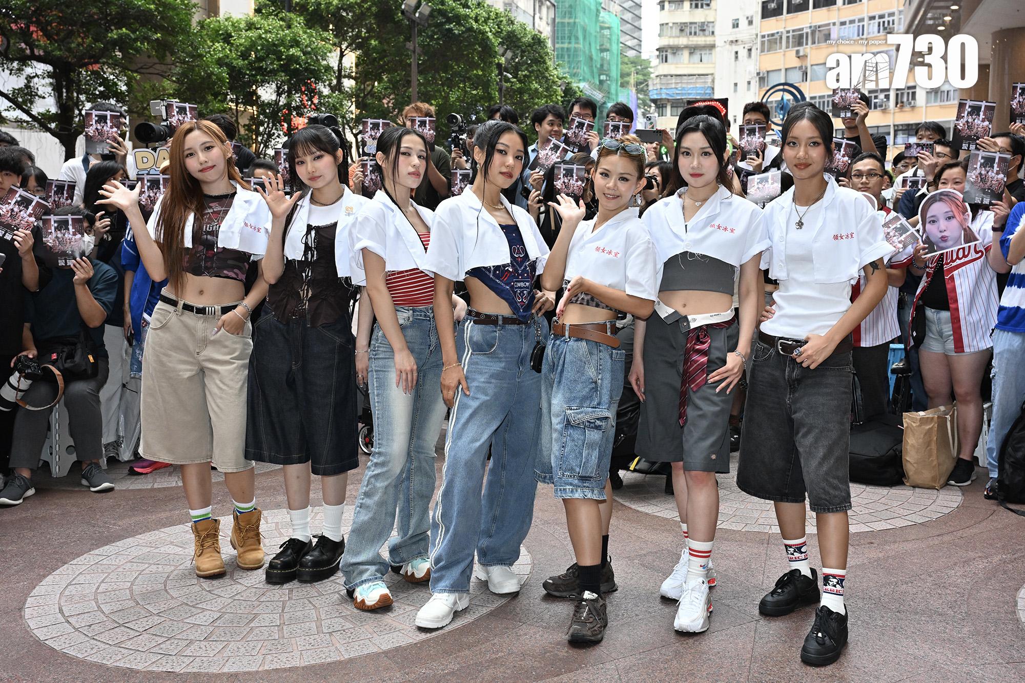 COLLAR快閃跳唱《暴走女團》,大批粉絲守候,場面墟冚。(娛樂組攝)