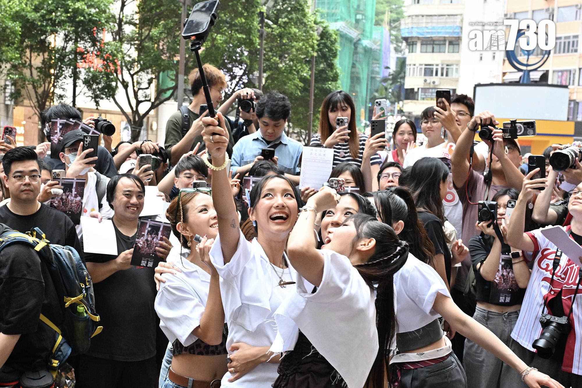 COLLAR快閃跳唱《暴走女團》,大批粉絲守候,場面墟冚。(娛樂組攝)