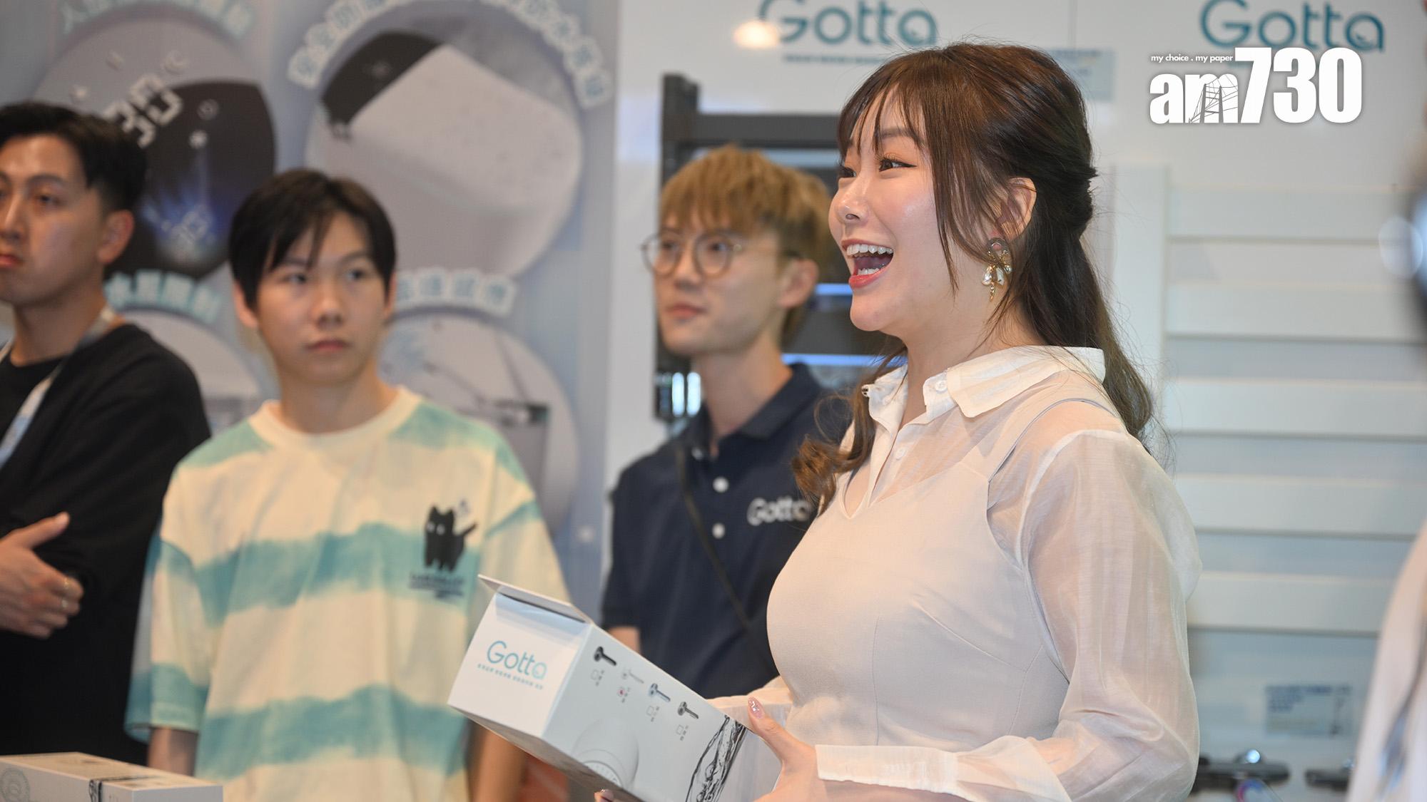 素海霖到家居博覽為品牌宣傳,吸引大批人到場拍照。(娛樂組攝)