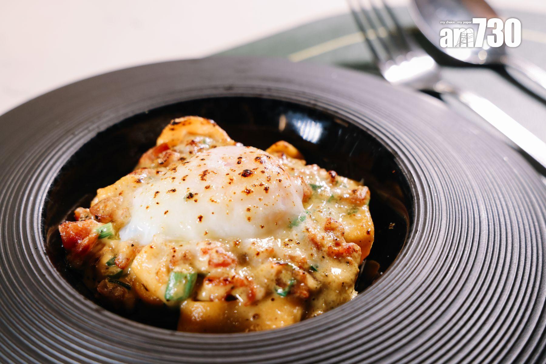 臘腸卡邦尼手工意粉出餐時經過火炙,帶出煙熏香味。(吳康琦攝)