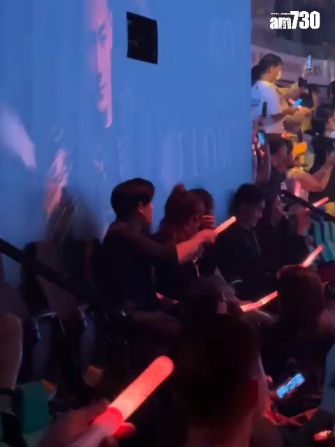 伍允龍與李蔓瑩一齊入場睇林峯開騷,全程有講有笑。