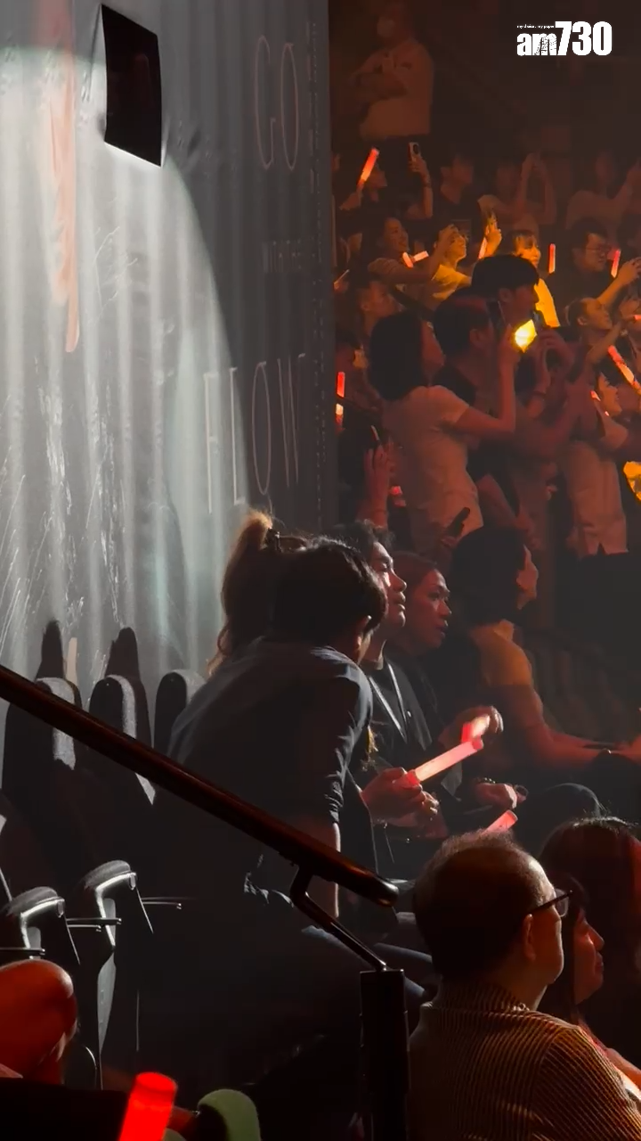 伍允龍與李蔓瑩一齊入場睇林峯開騷,全程有講有笑。