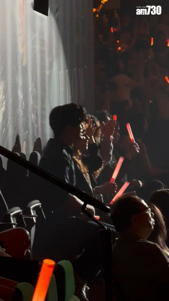 伍允龍與李蔓瑩一齊入場睇林峯開騷,全程有講有笑。