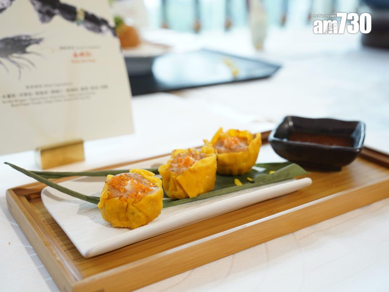 炸三文魚海鮮燒賣(日式連鎖餐飲)以刺身級三文魚、魚片、赤蝦仁、魷魚片邊角切料製成,炸至酥脆彈牙。(歐迪栢攝)