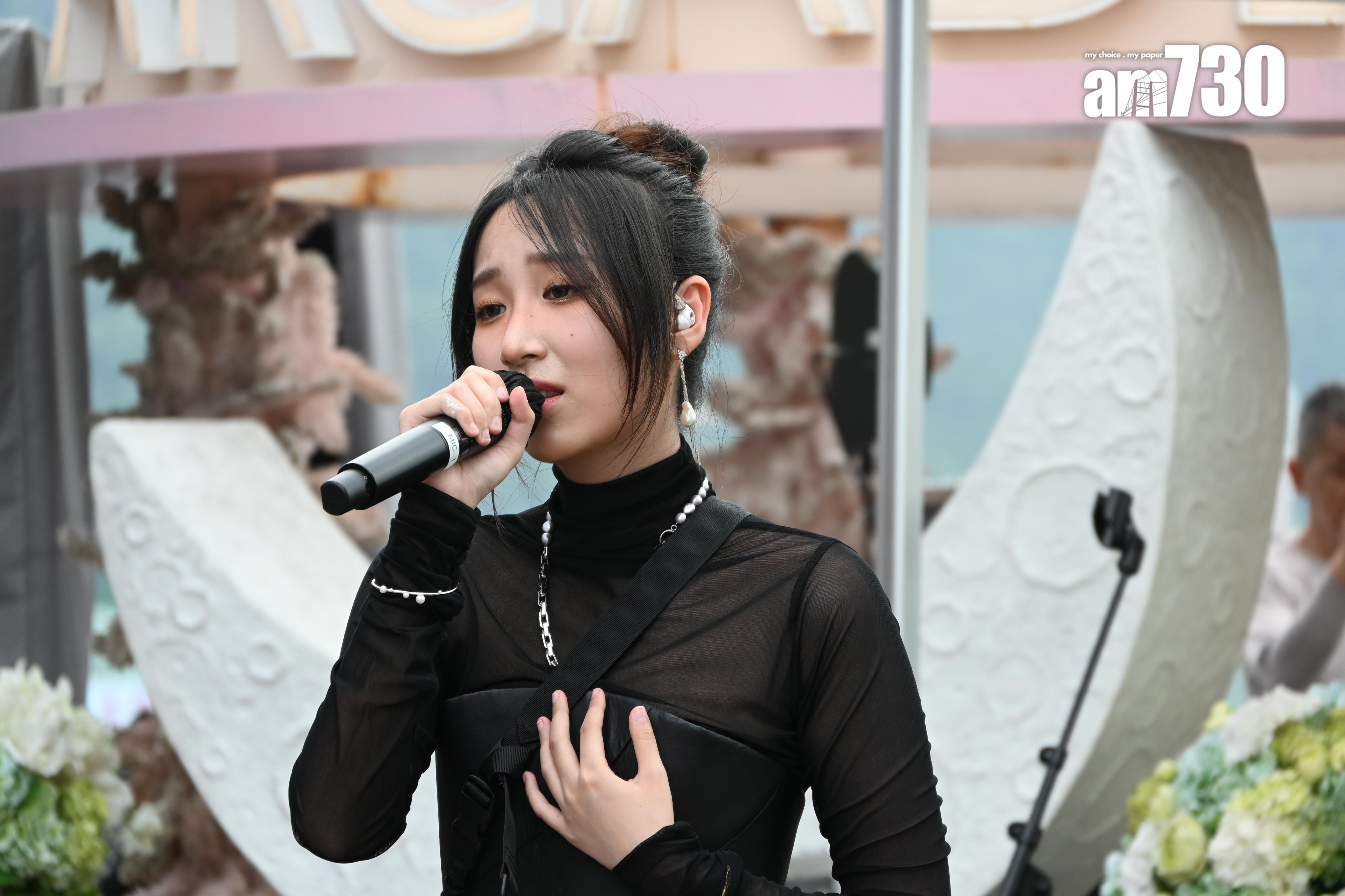 Windy在簽唱會上獻唱多首自己的作品以及挑戰唱Tori Kelly的《Language》。(娛樂組攝)